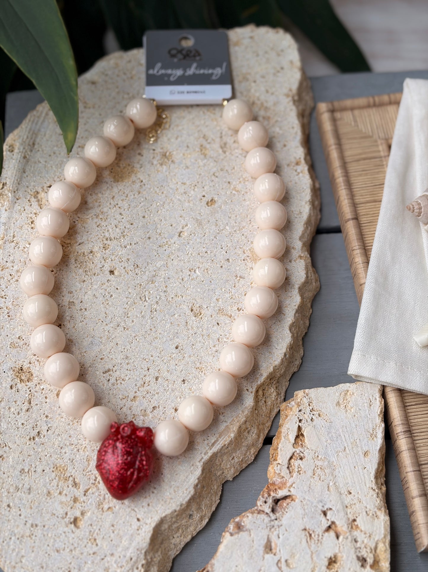 Collar bolas beige corazón anatómico
