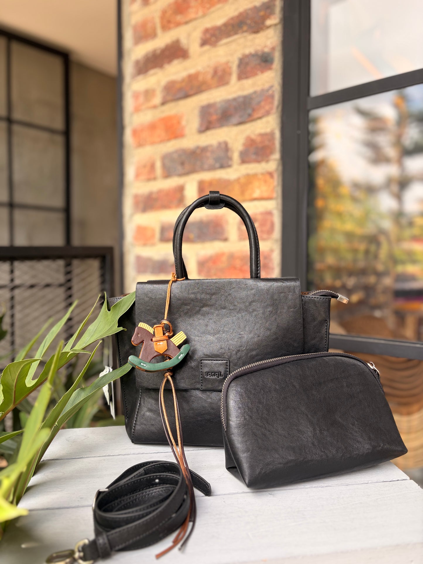 Bolso tipo cuero con detalle