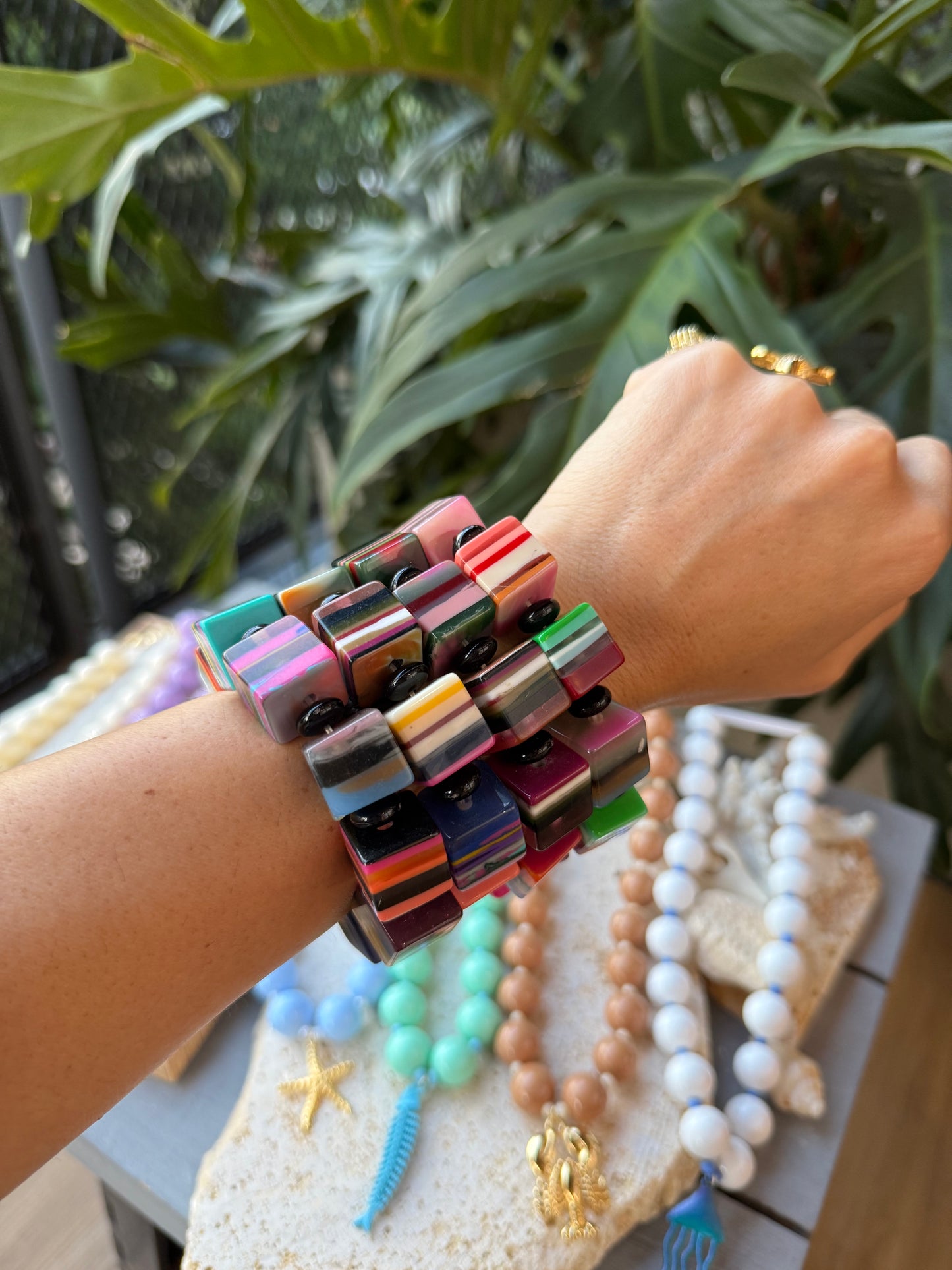 Pulsera resortada en resina cubos rayas