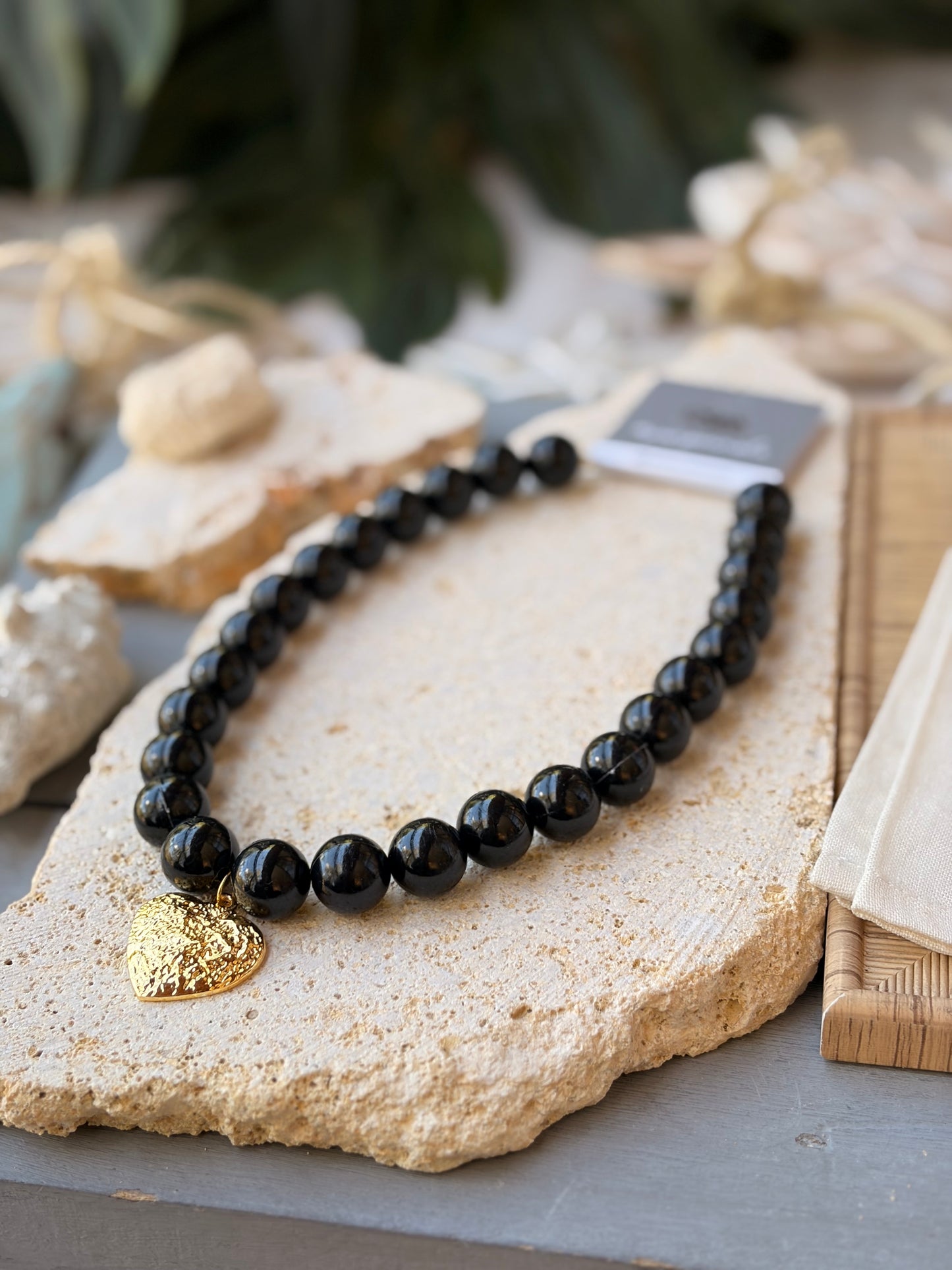 Collar bolas negras dije corazón 24k