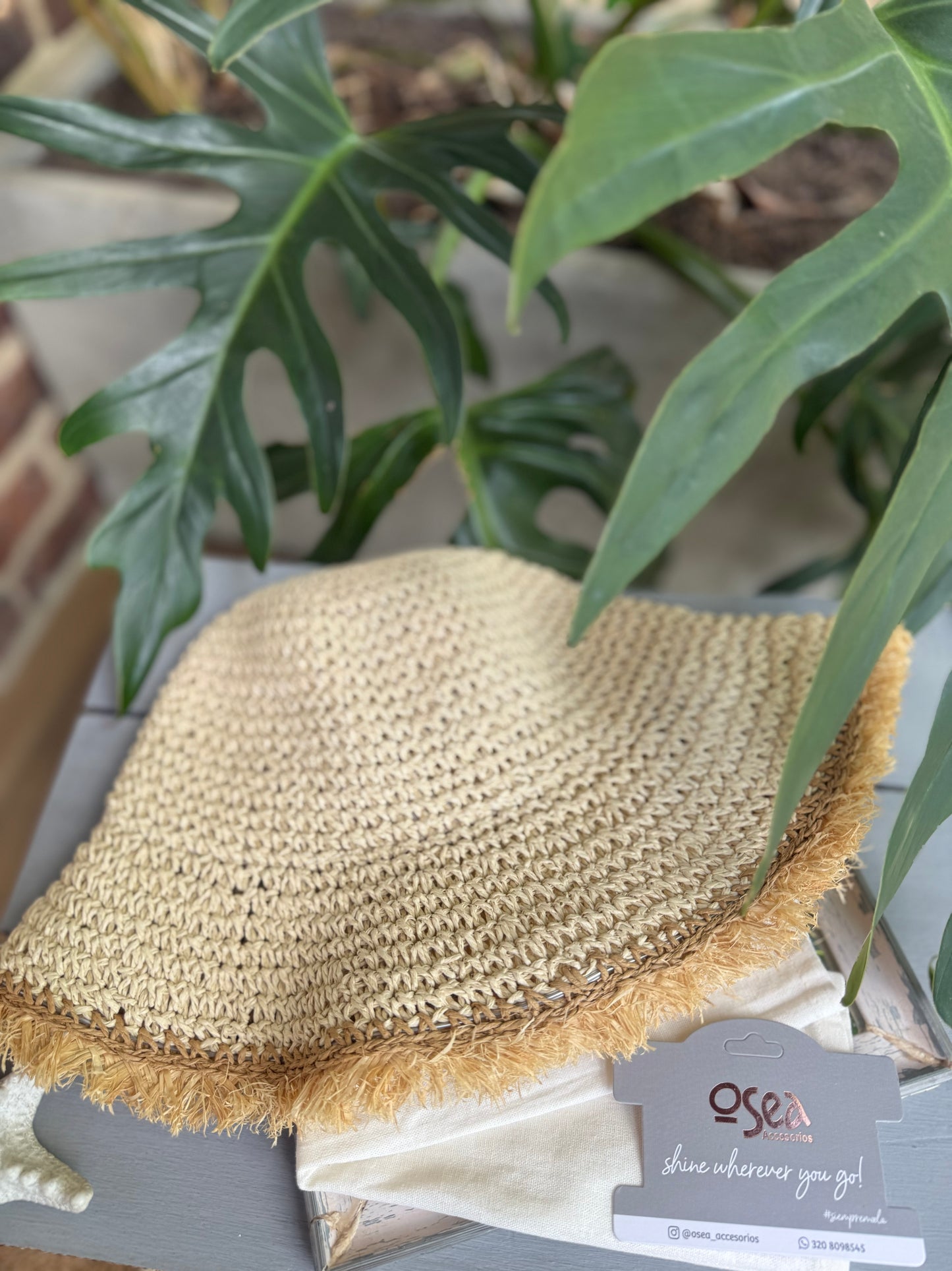Bucket hat en fique con bordo en flecos