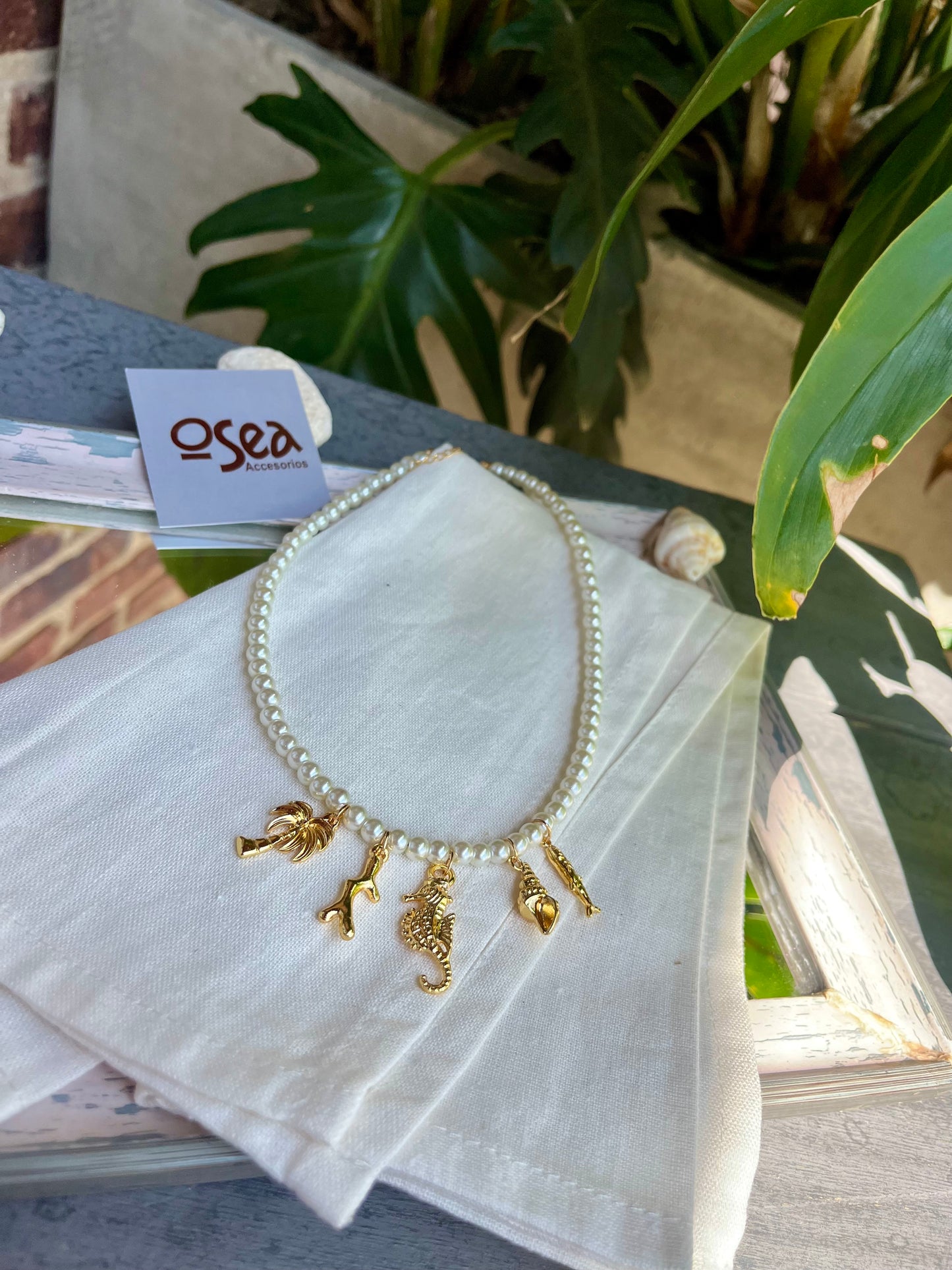 Collar corto en perlas y dijes de mar