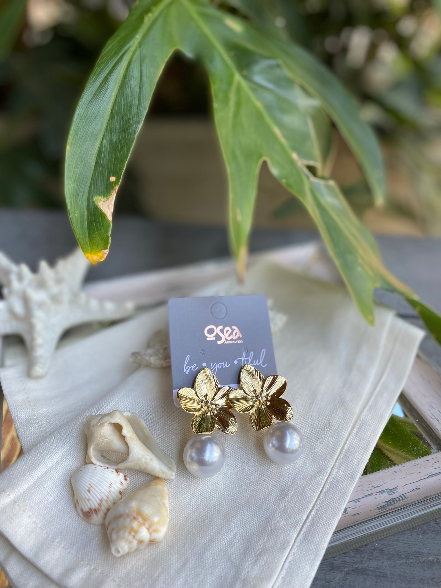 Aretes en topos de flor con perla