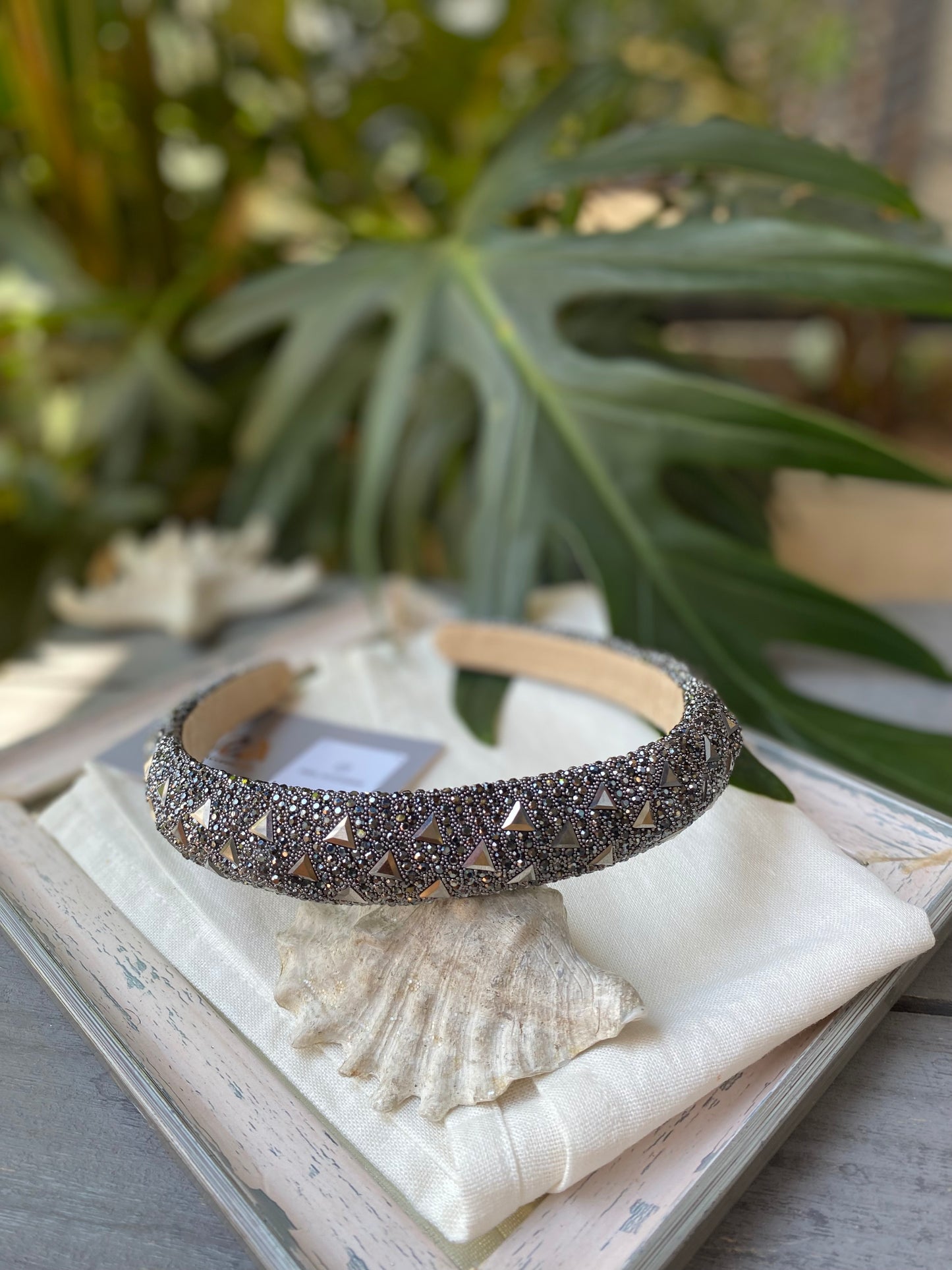 Diadema piedras con taches triangulares