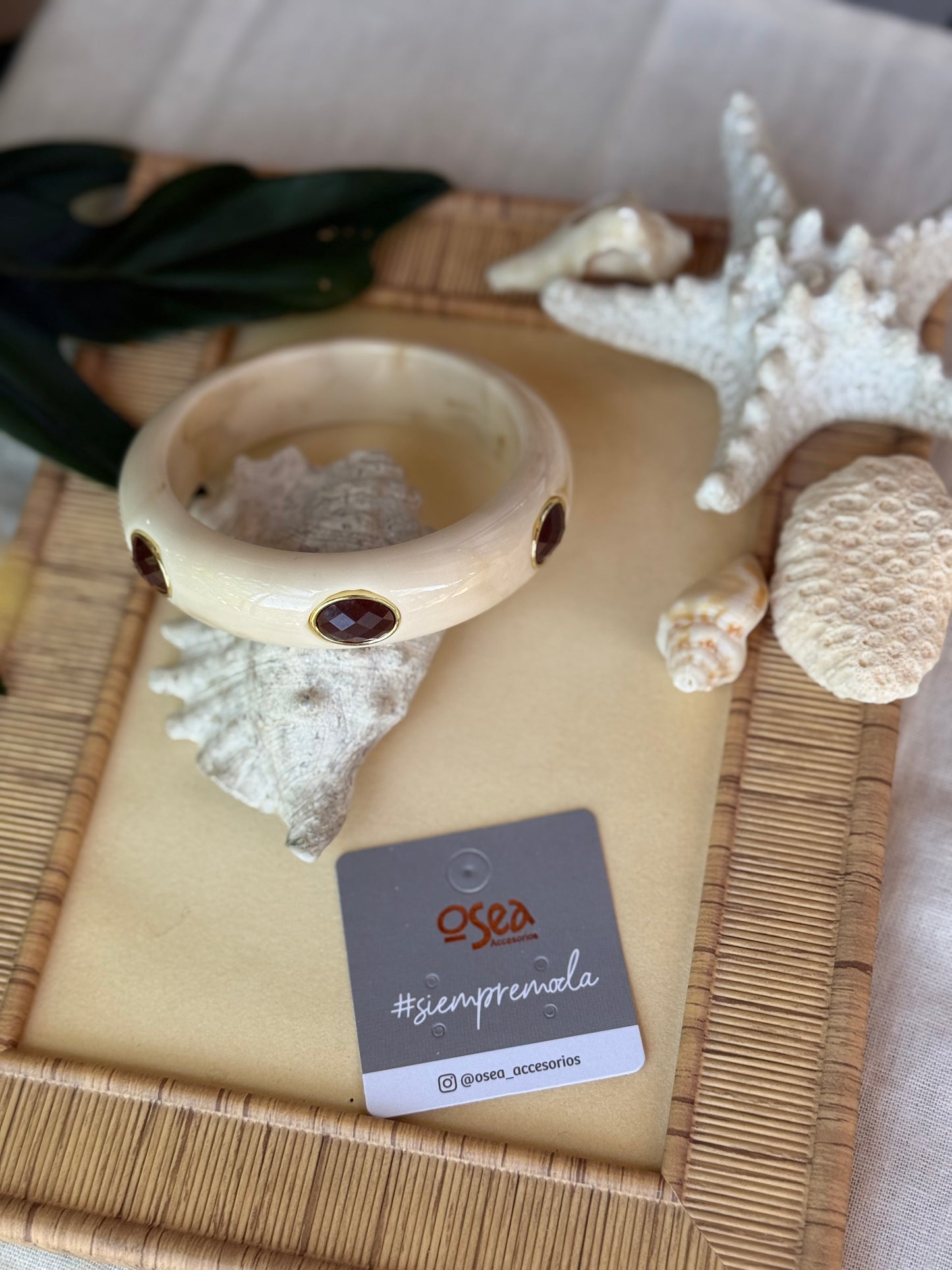 Pulsera en resina con incrustaciones de óvalos