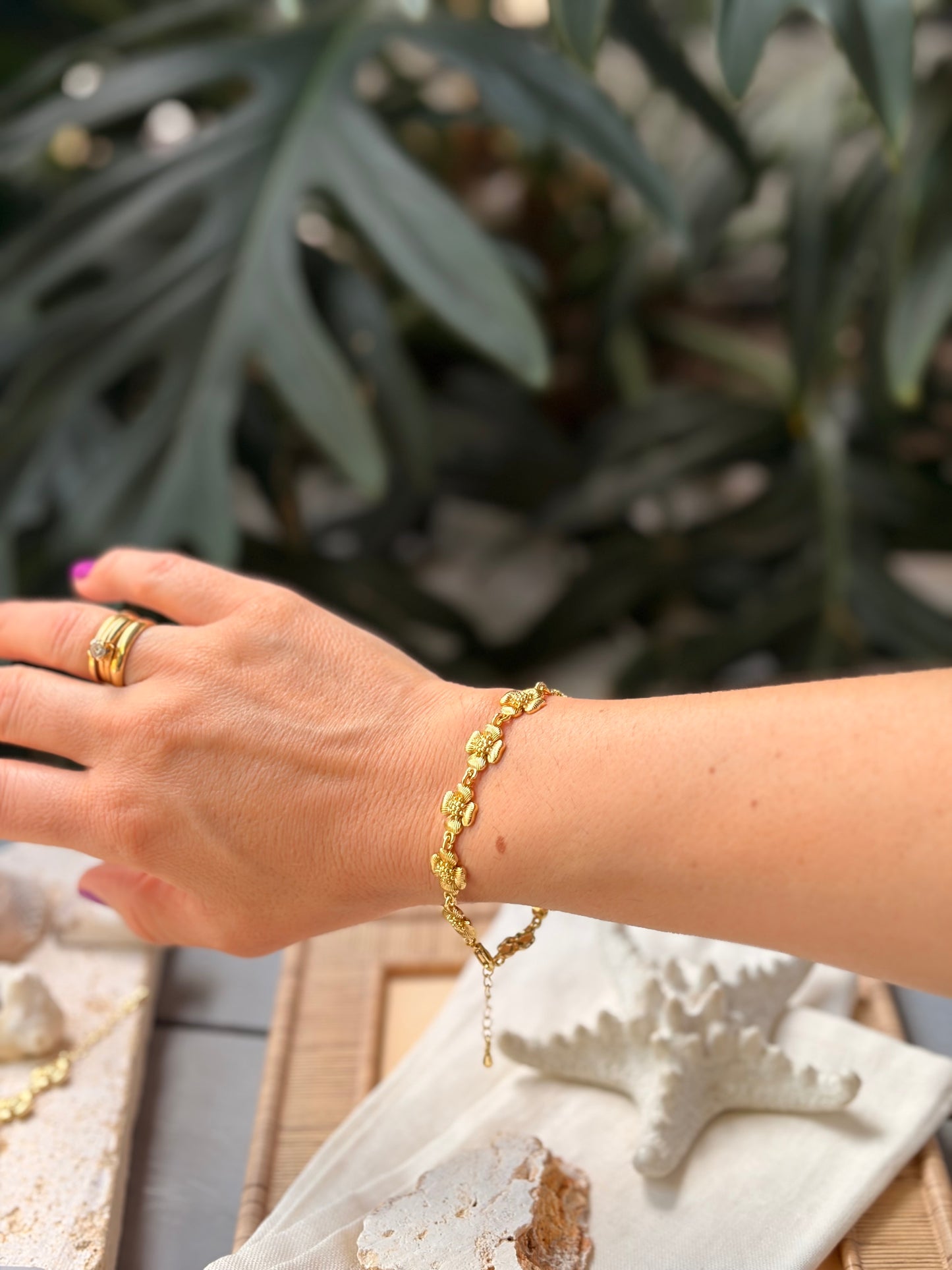Pulsera rodinada flores y broche