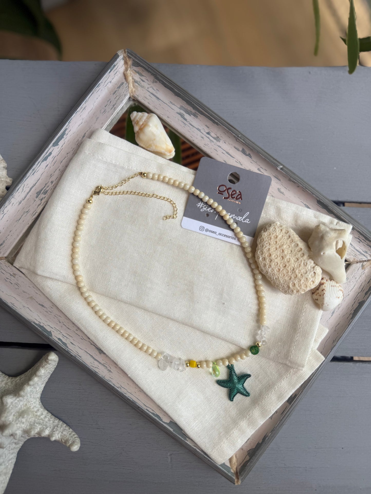 Collar piedras beige y dije estrella de mar