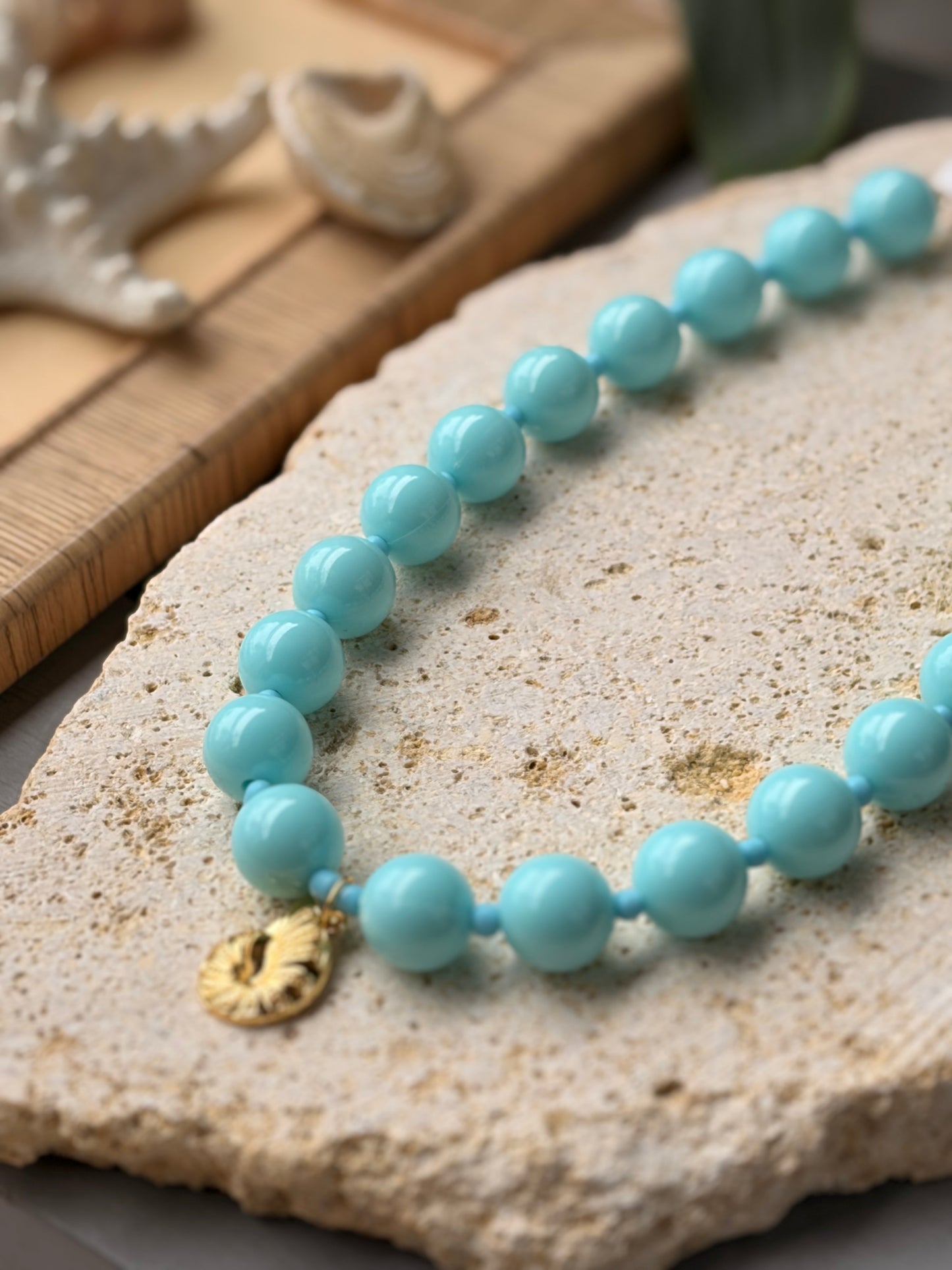 Collar de bolas azul claro dije concha 24k