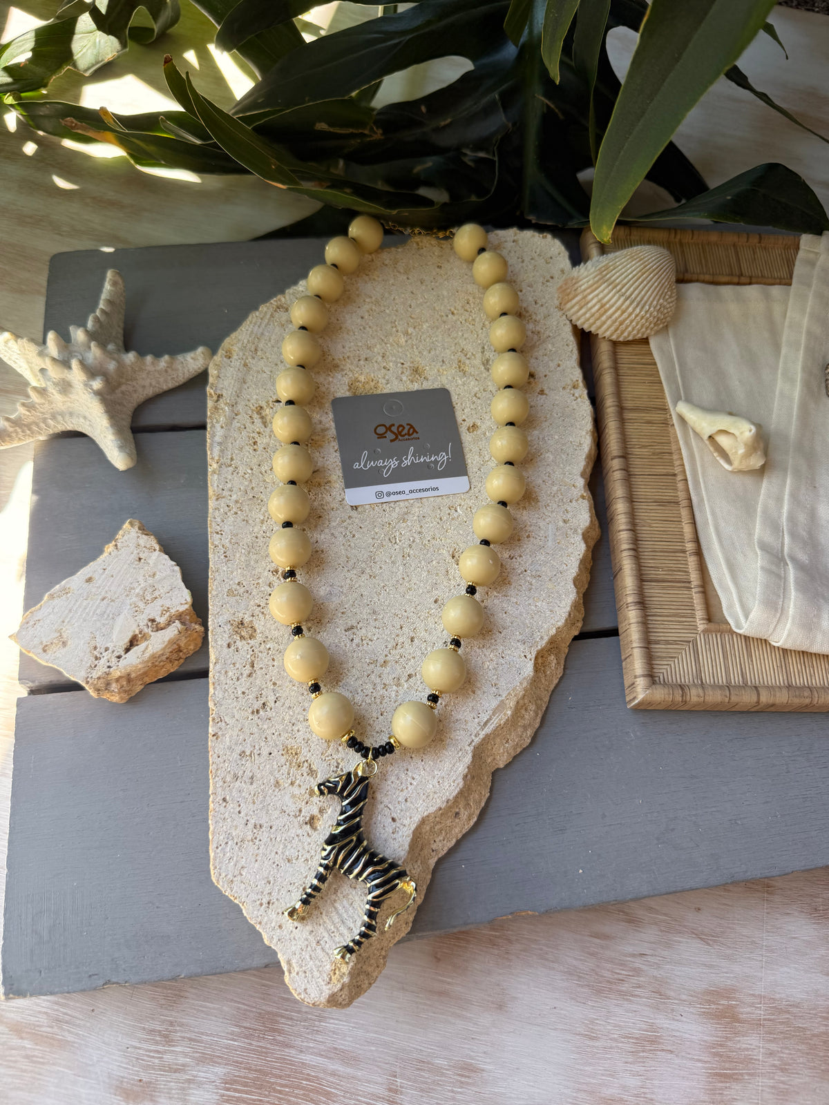 Collar bolas cebra