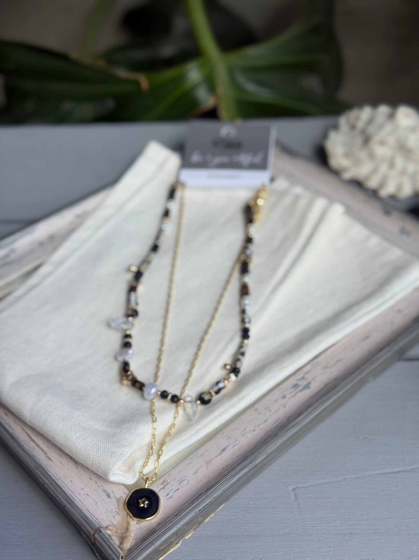 Collar doble dorado y negro