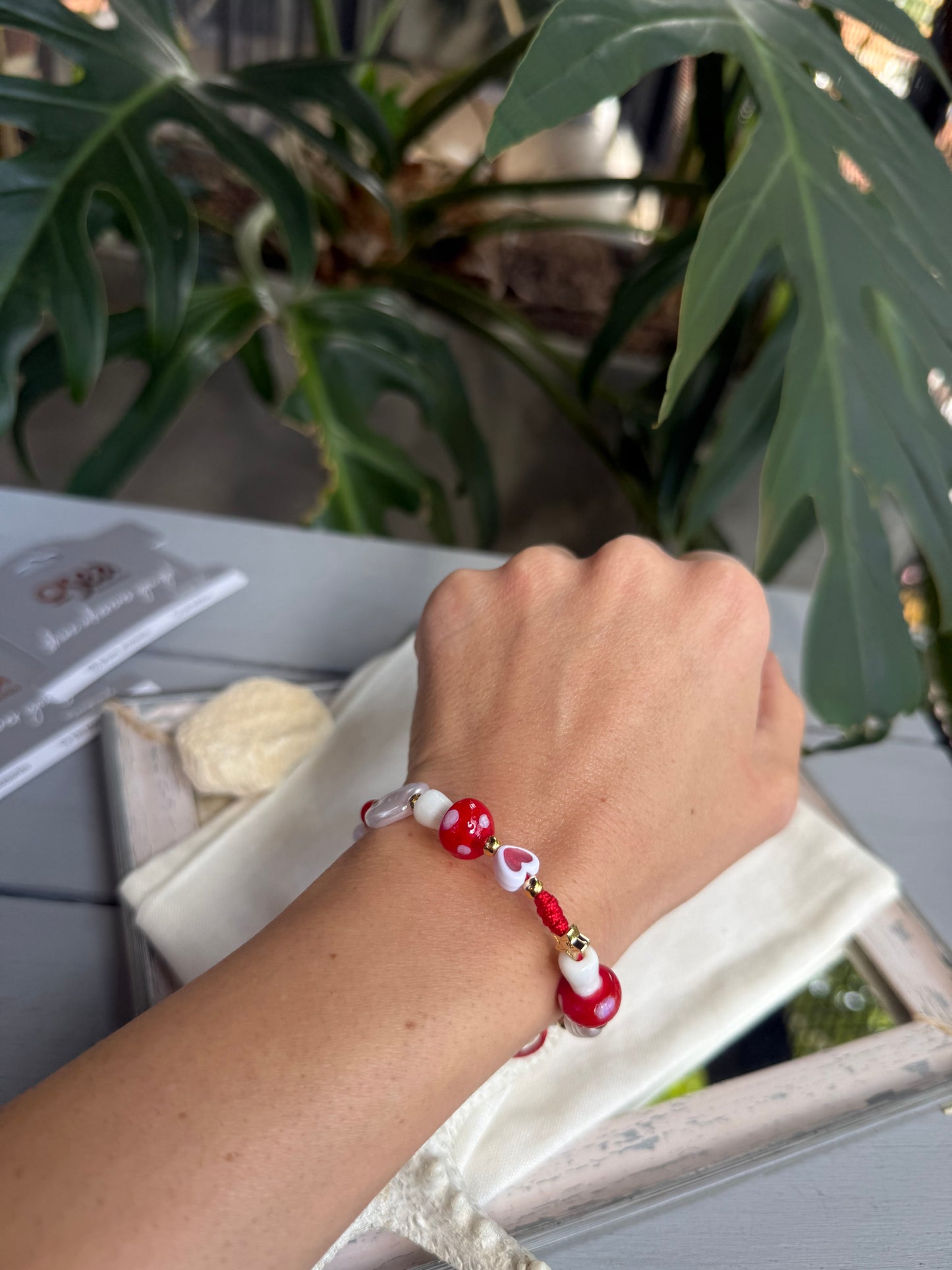 Pulsera en hilo hongos y corazones
