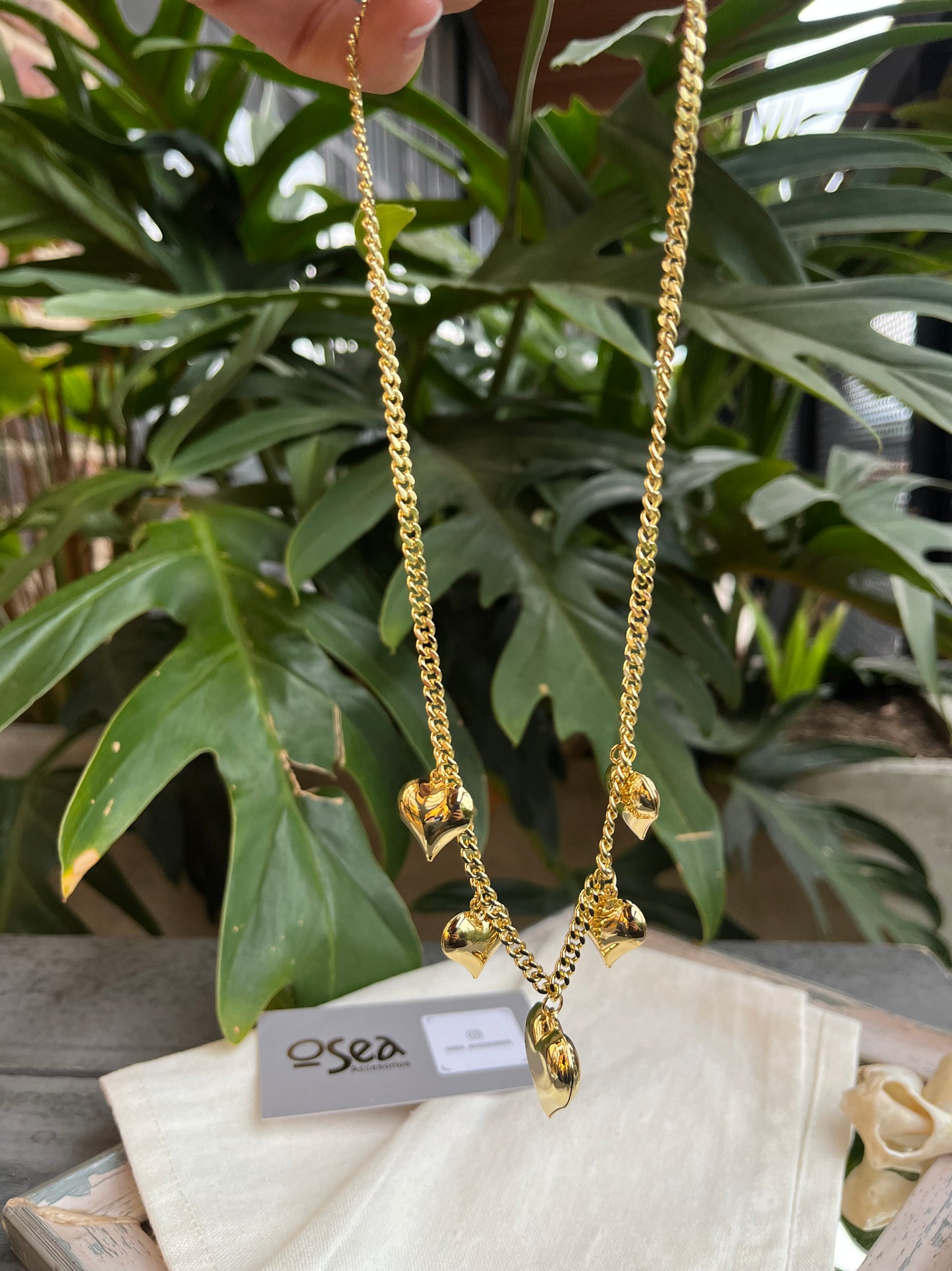 Cadena rodinada con dijes de corazón
