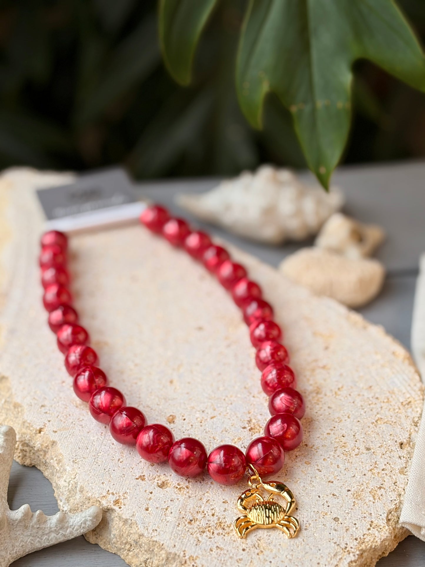 Collar bolas vinotinto efecto nacar dije cangrejo