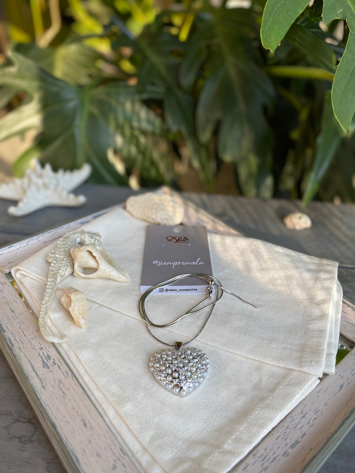 Cadena rodinada ajustable con dije de corazón con perlas