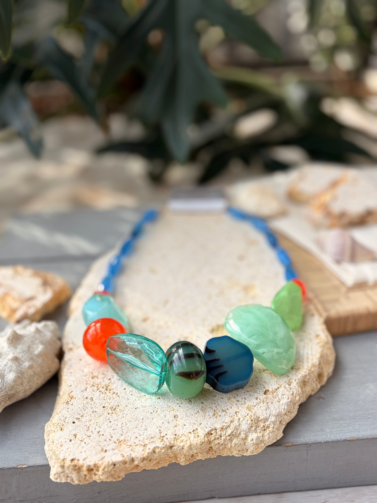 Collar resina forma piedras volcánicas