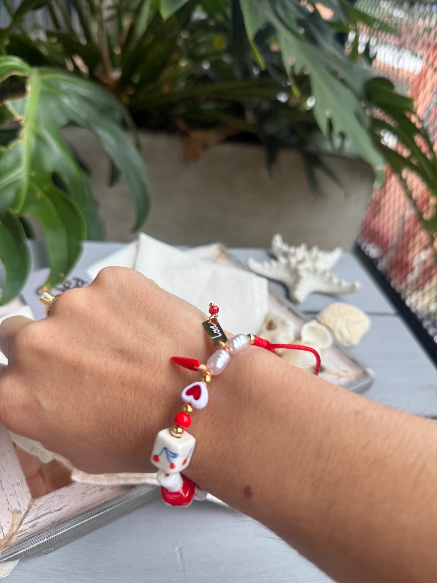 Pulsera en hilo hongos y corazones