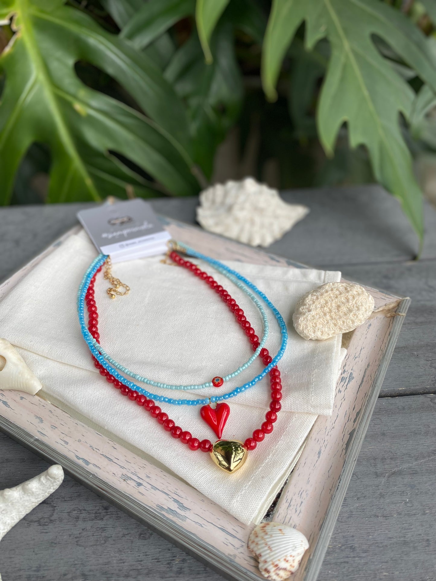 Collar perlas rojas dije corazón rodinado