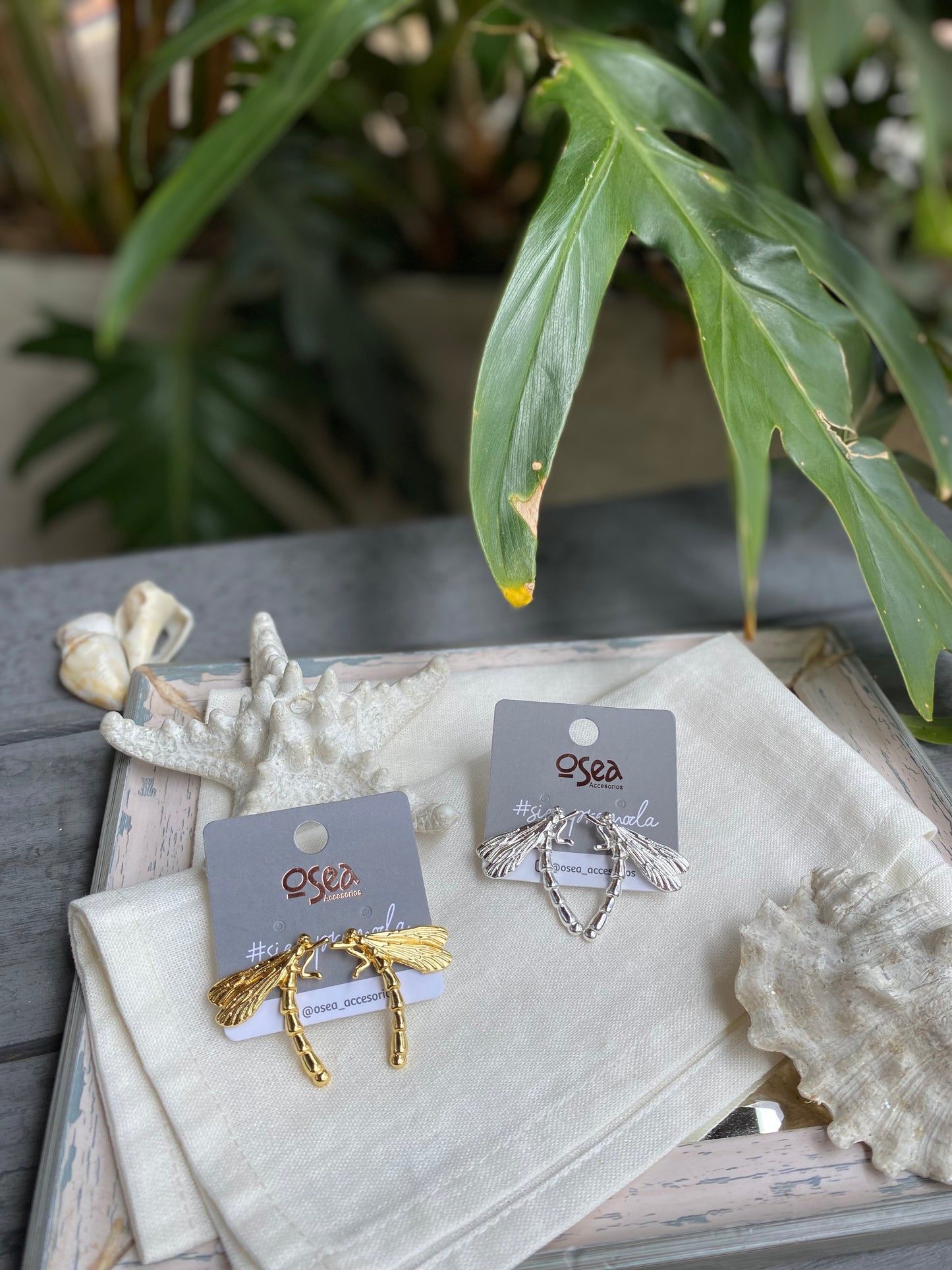 Aretes de libélulas enamoradas baño en oro y plata