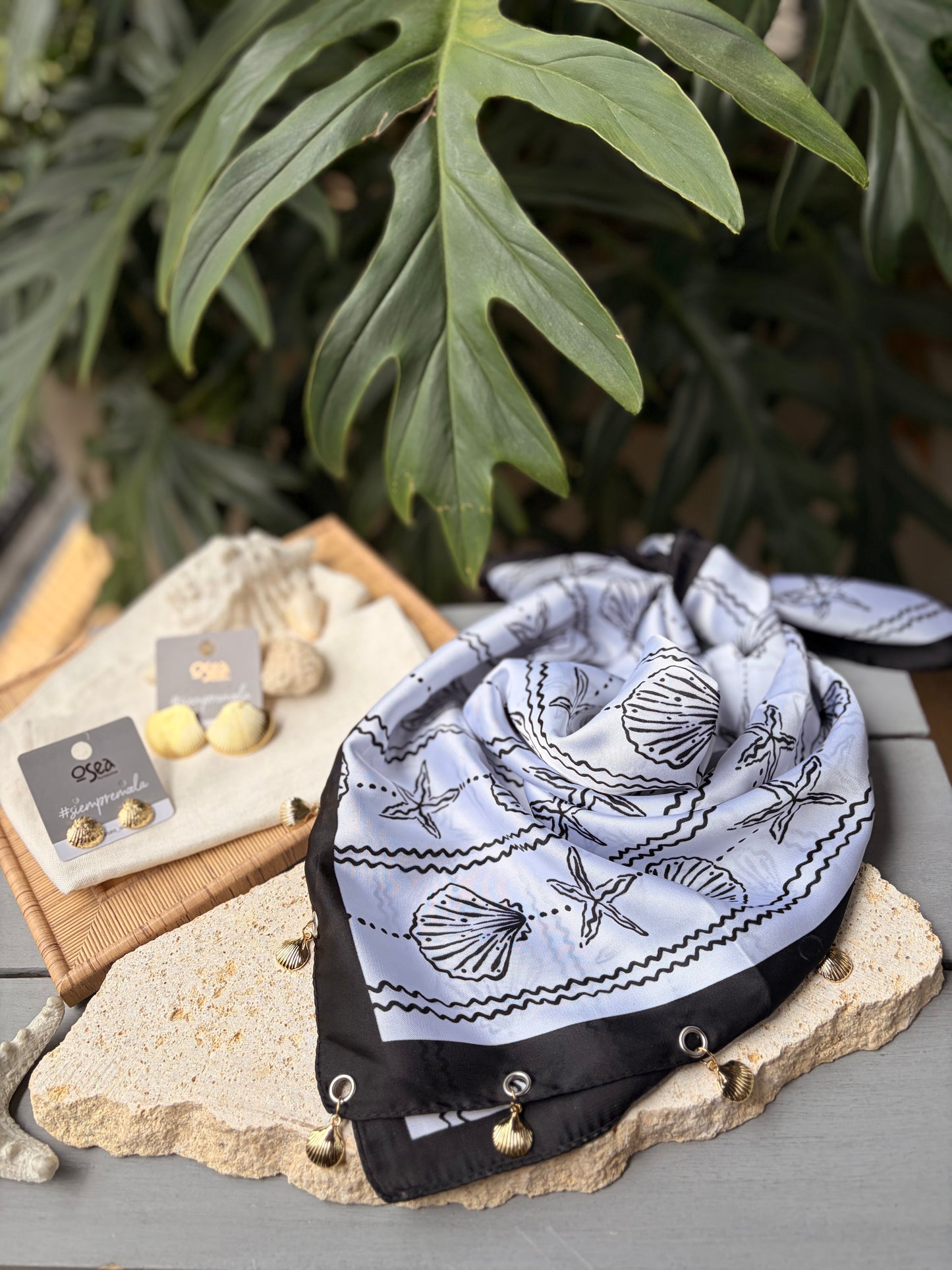 Pañoleta de seda playera dijes de concha