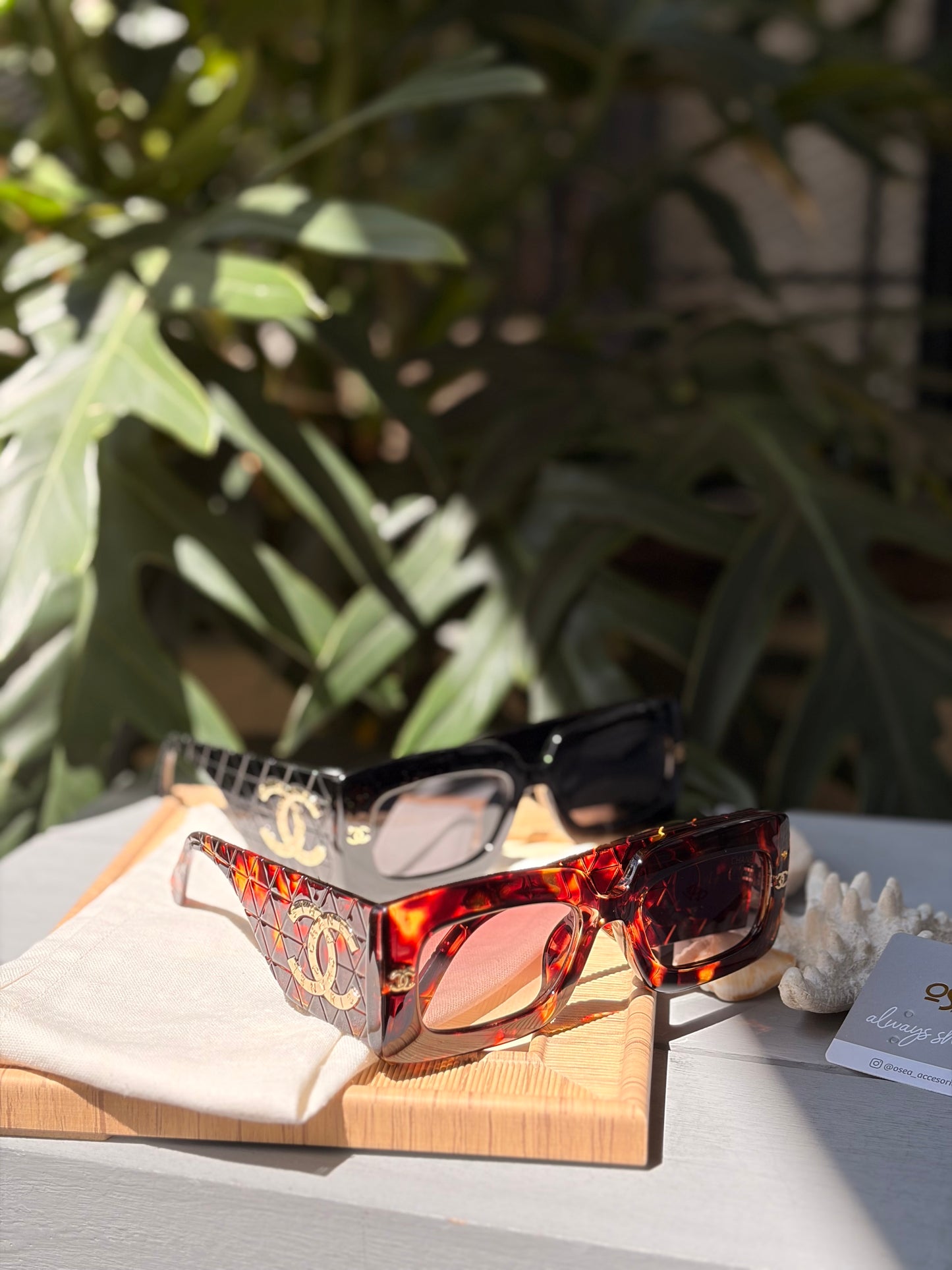 Gafas de sol en pasta aplique dorado