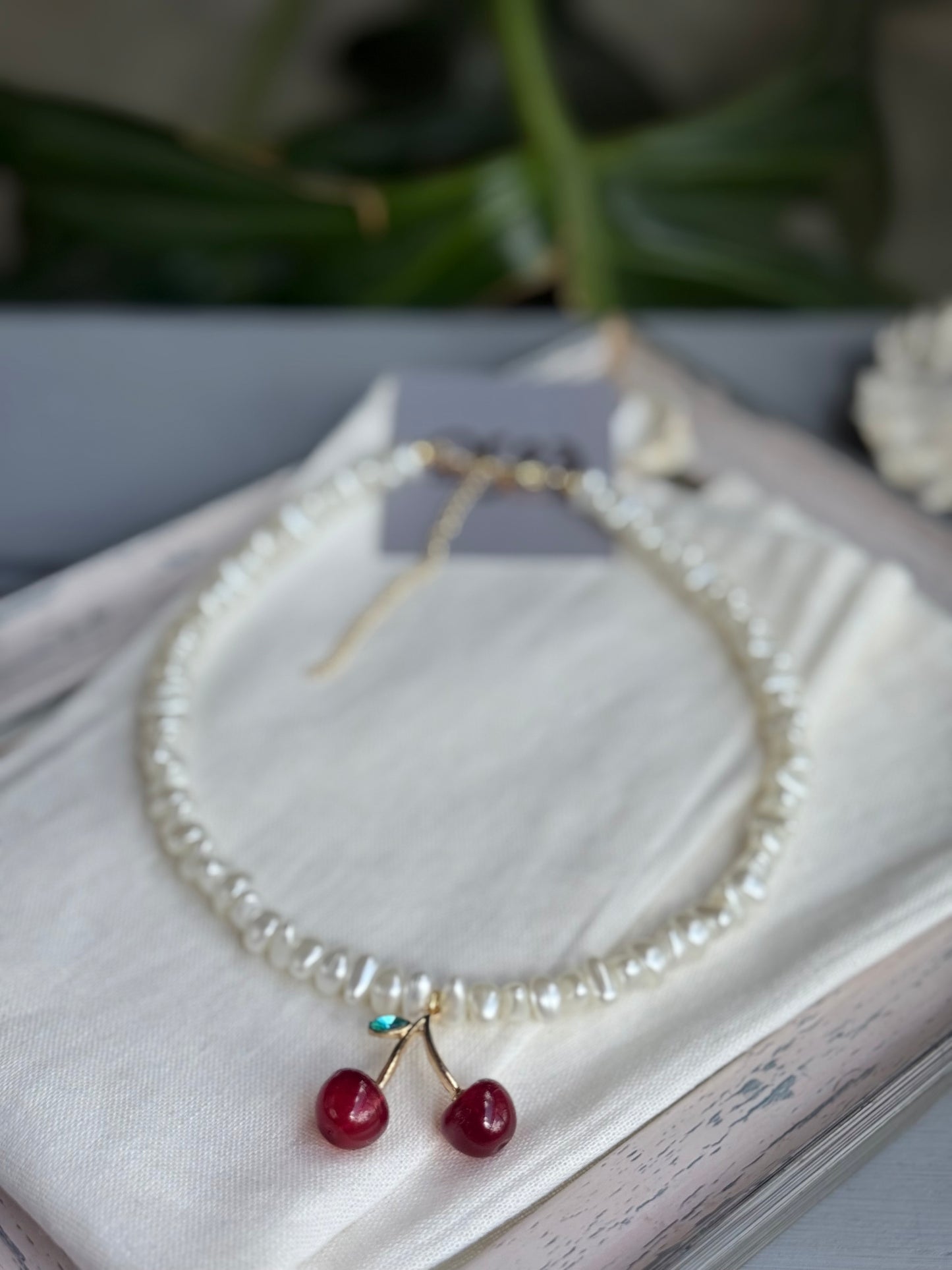 Choker perlas irregulares dije cerezas