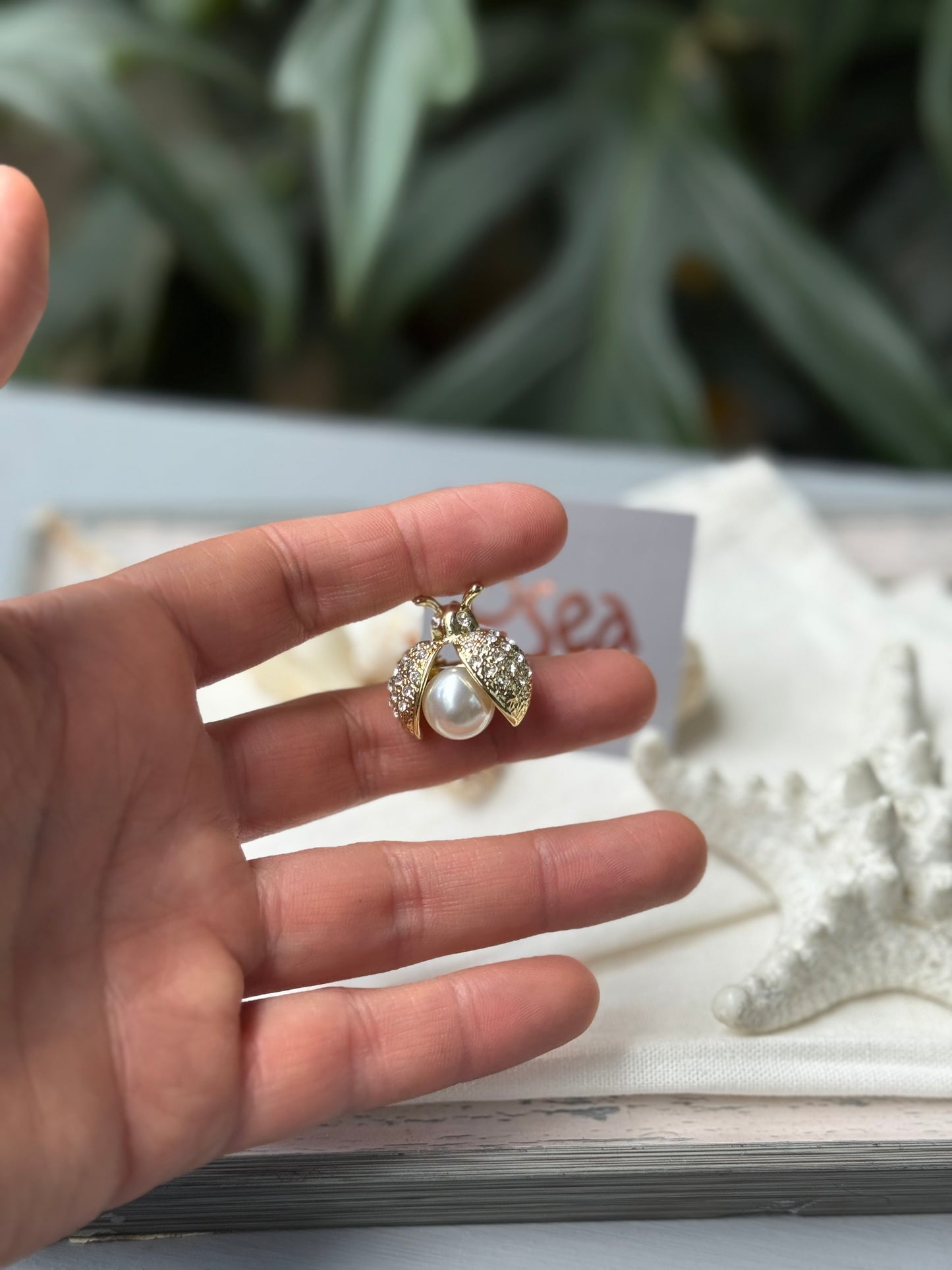 Prendedor o pin de cucarrón perla
