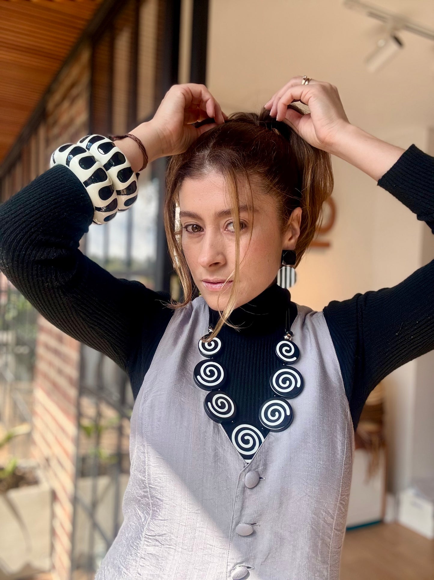 Collar cordón cuero resina espirales