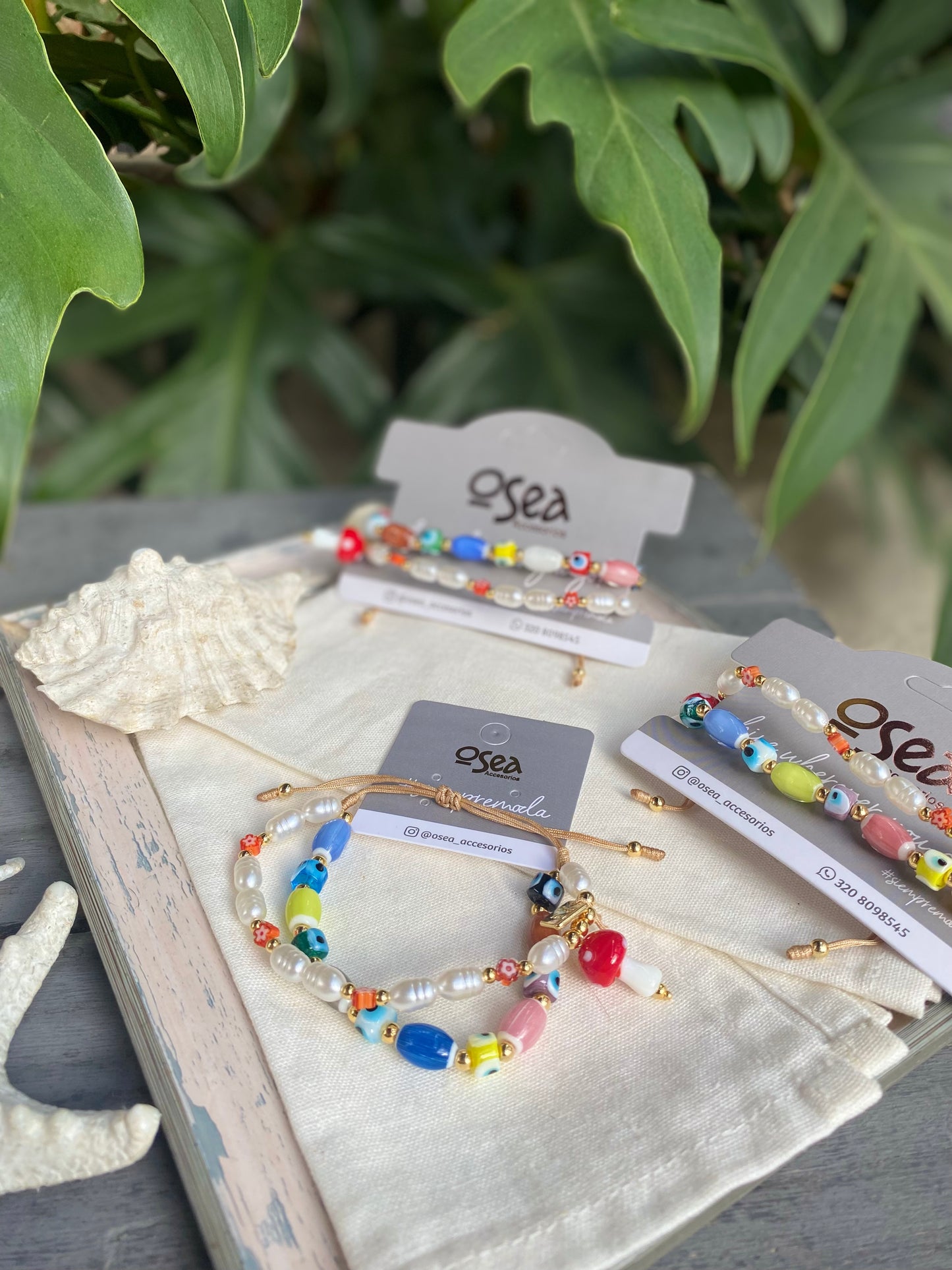 Pulsera en hilo con perlas, piedras y figuras en vidrio