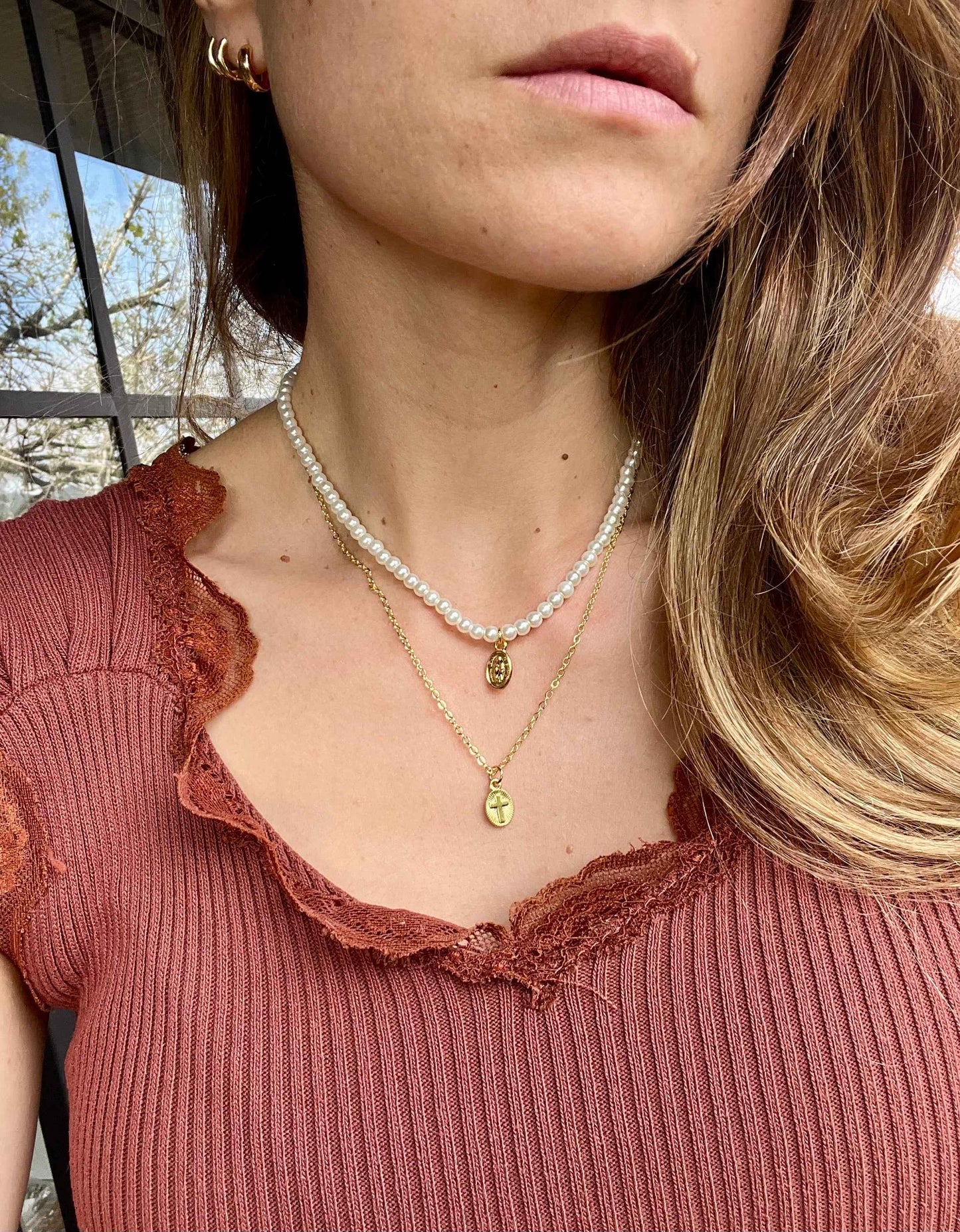 Collar doble en perlas y cadena con dije religioso