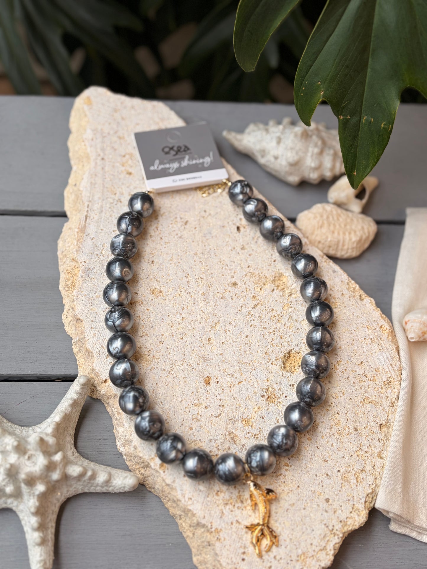 Collar bolas grises dije pez bailarina