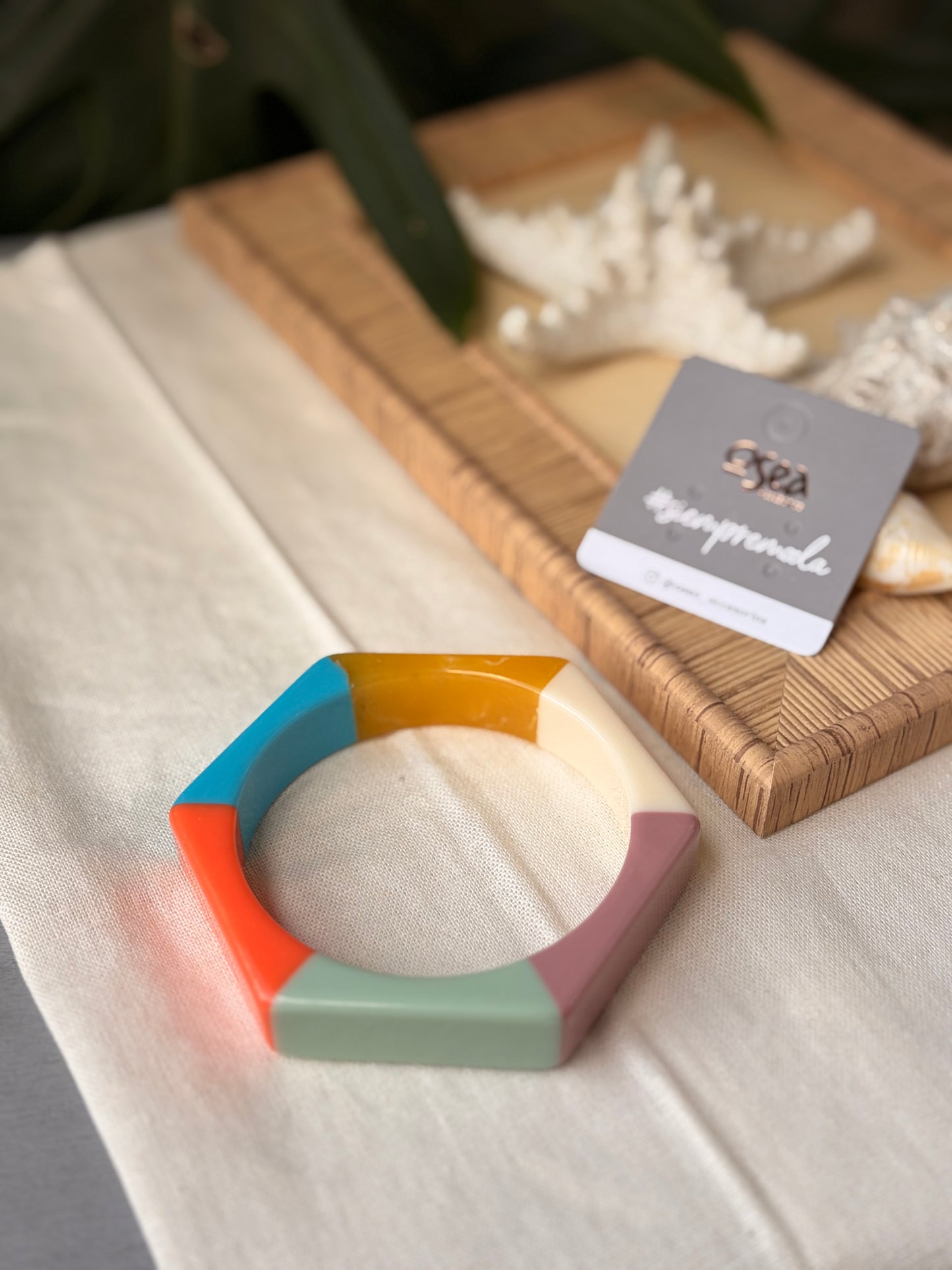 Pulsera hexagonal en resina tonos planos