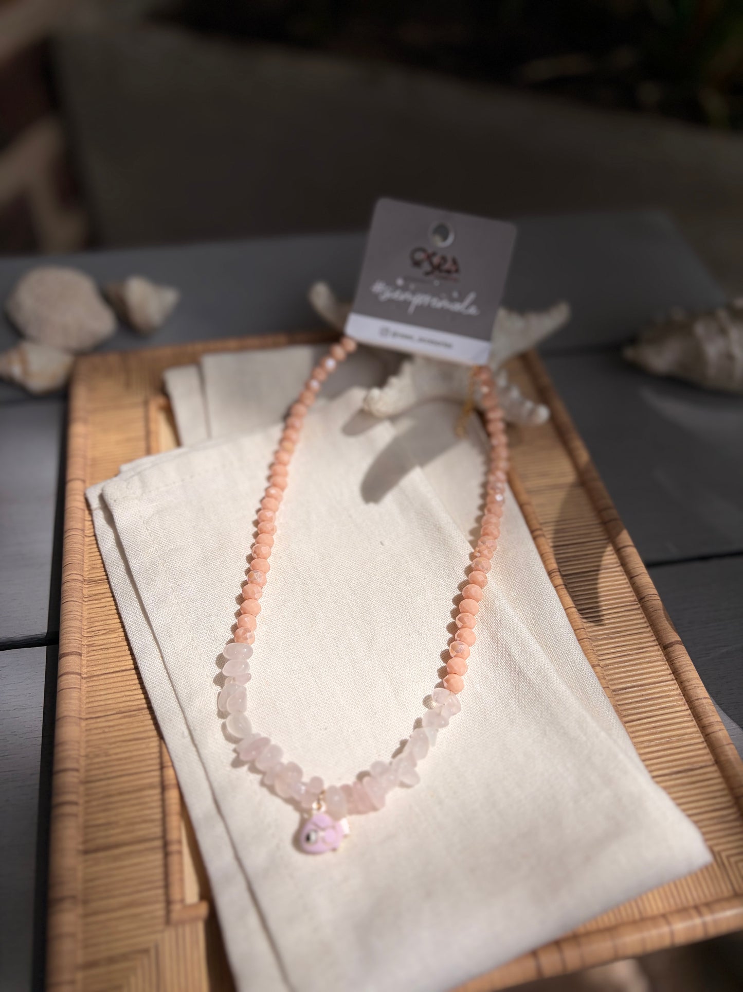 Collar piedras y dije pez tonos rosado
