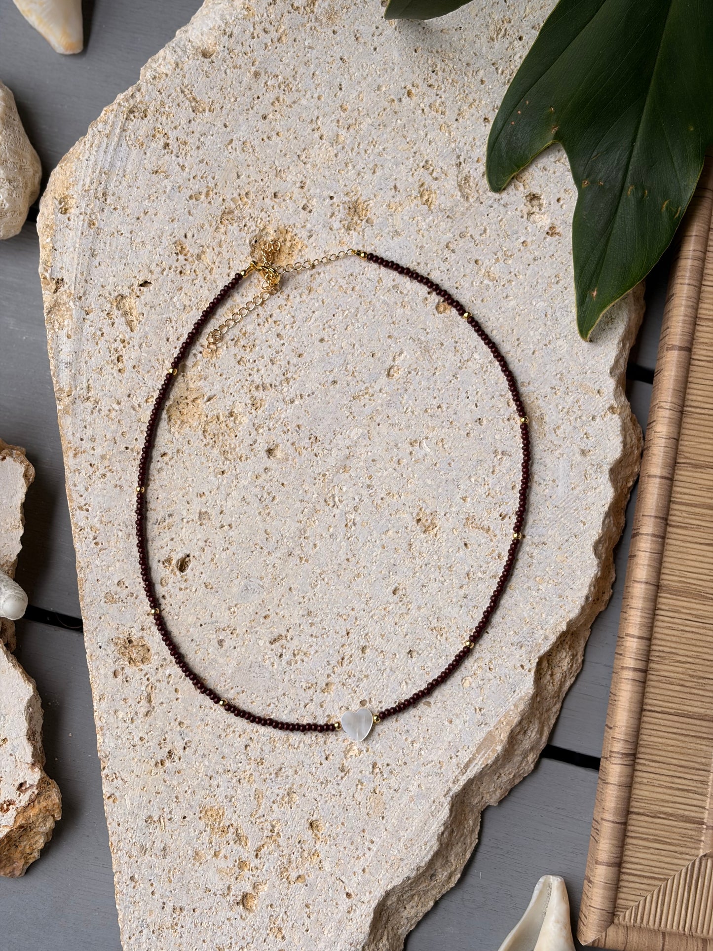 Choker mostacilla corazón nacar