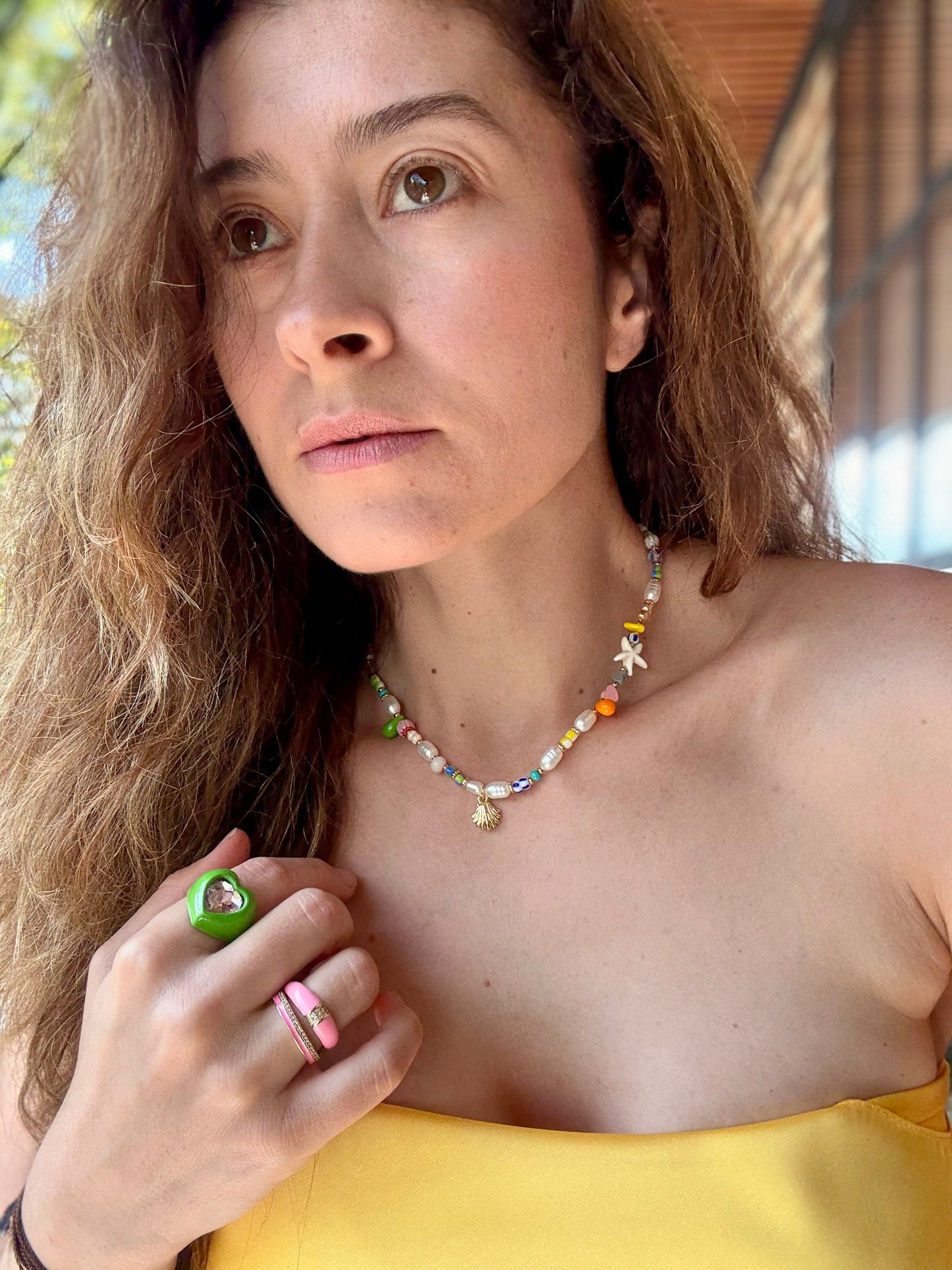 Choker en colores con dije de concha