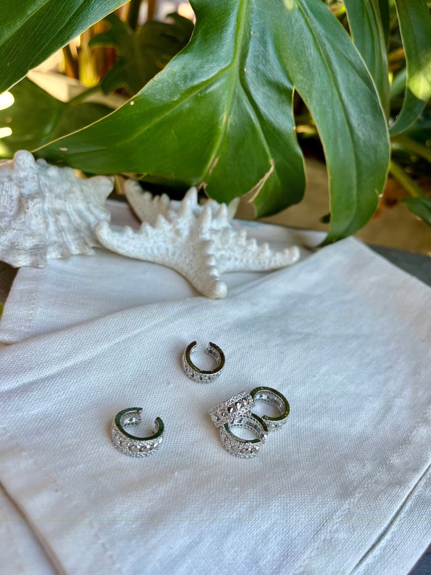 Earcuff rodinado corazones y piedras.
