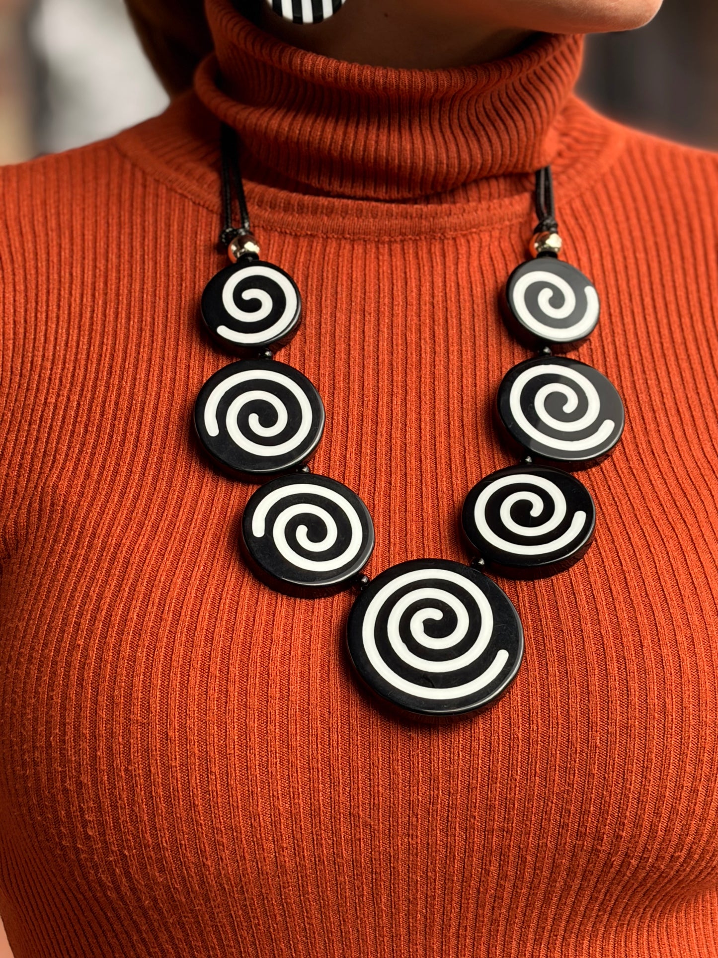 Collar cordón cuero resina espirales