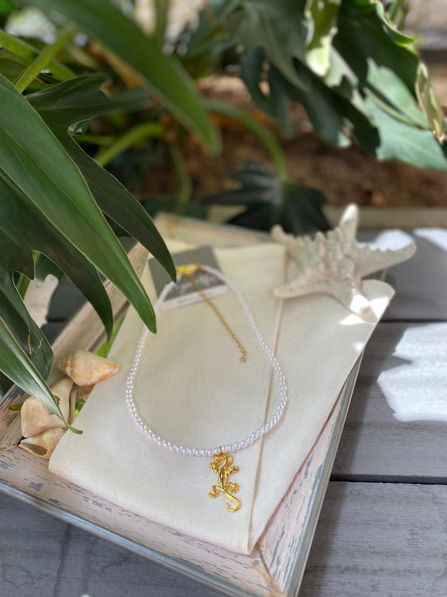 Choker en perlas plásticas con dije de animales
