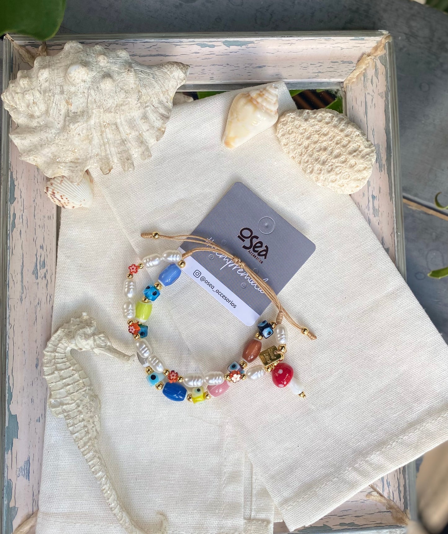 Pulsera en hilo con perlas, piedras y figuras en vidrio