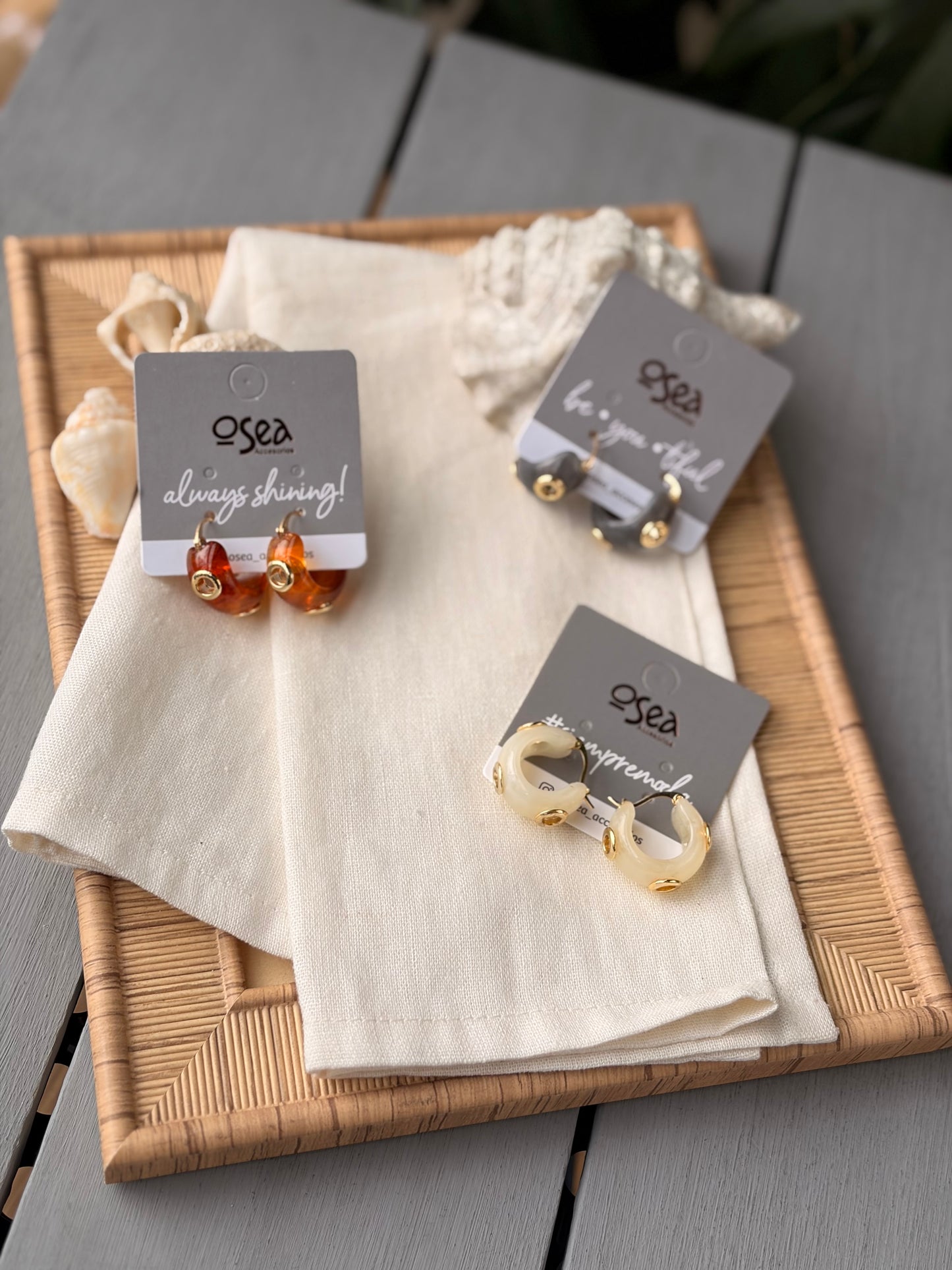 Candongas en resina y taches