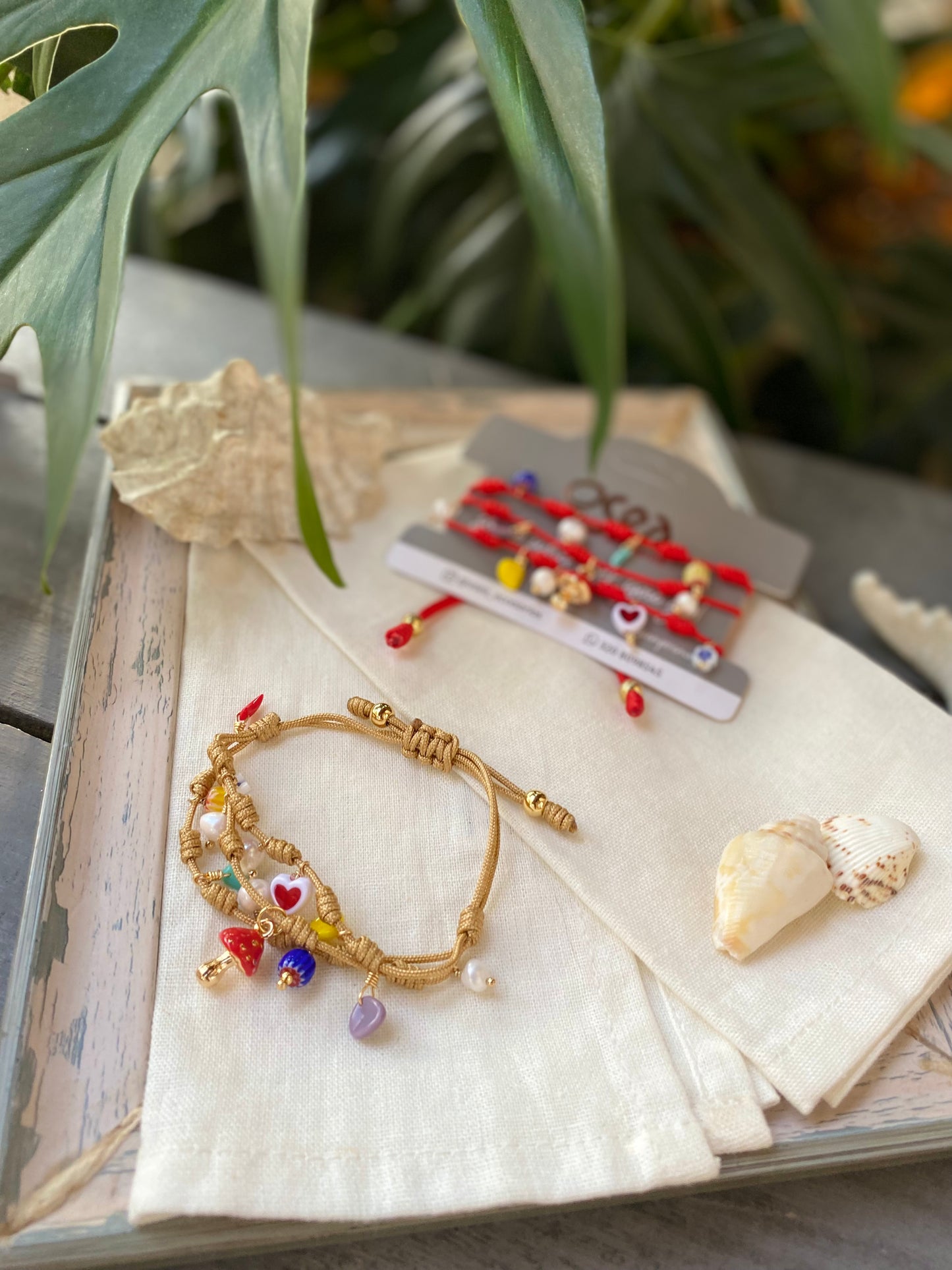 Pulsera en hilo, nudos y dijes