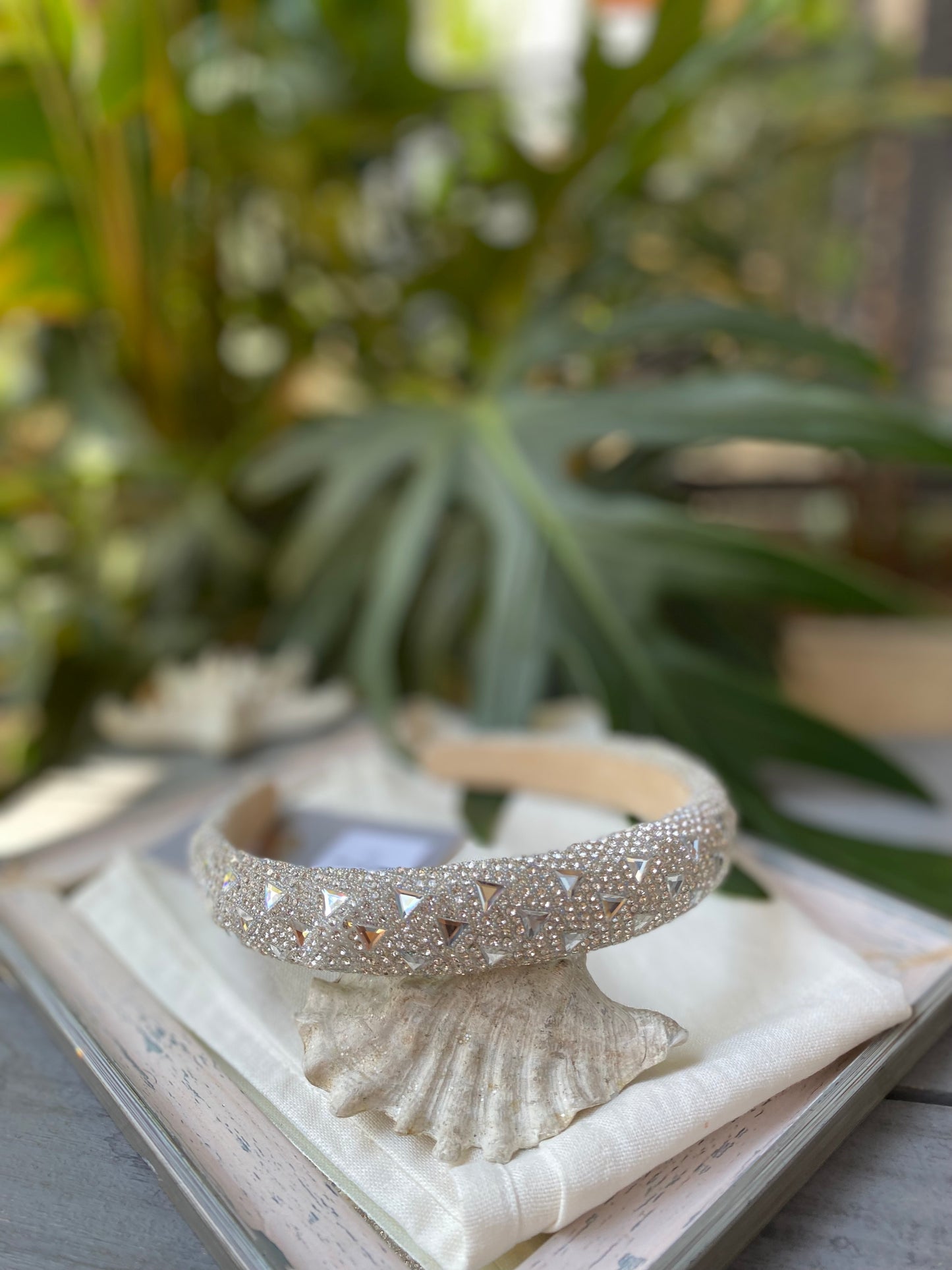 Diadema piedras con taches triangulares
