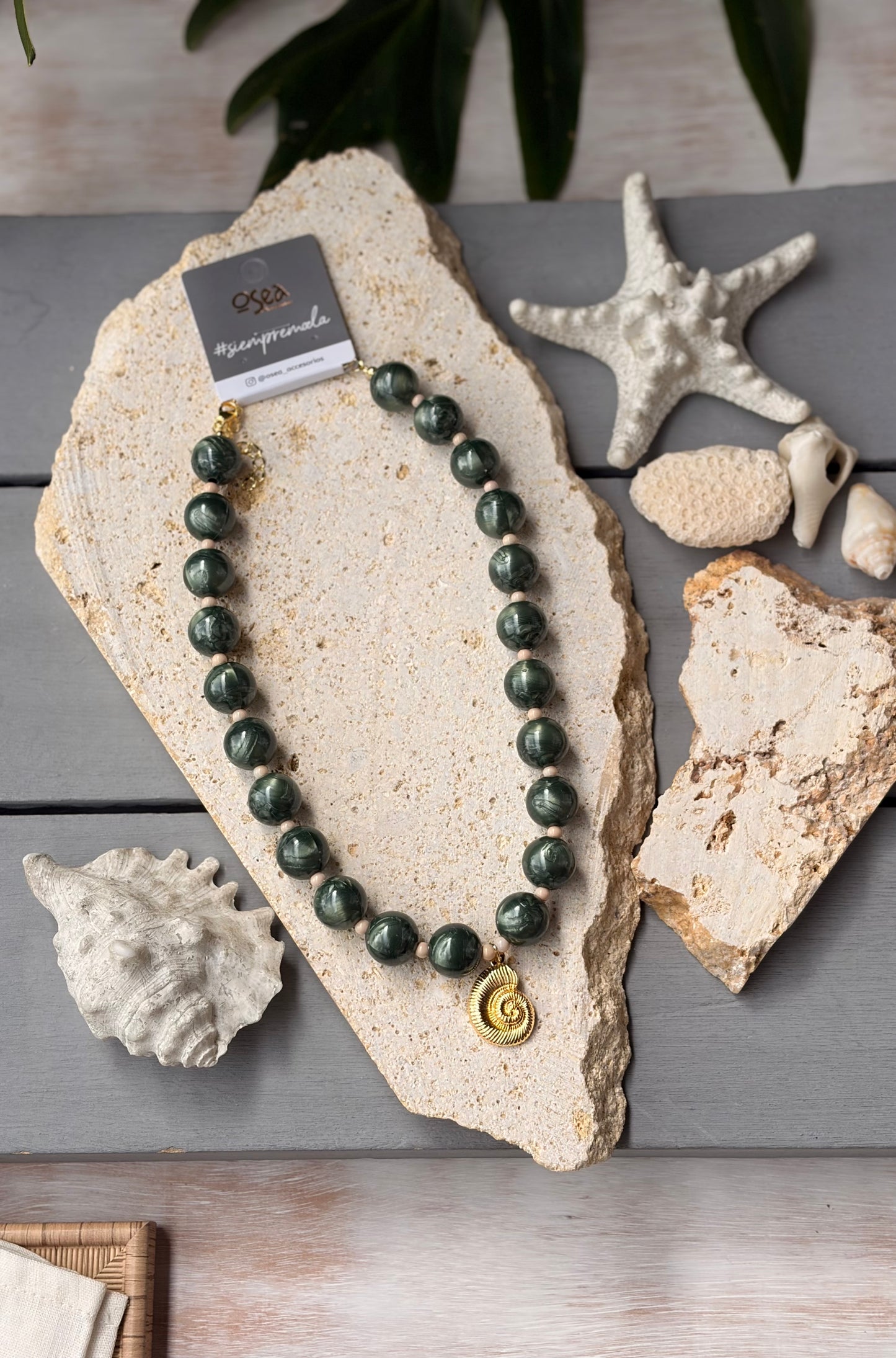 Collar bolas verdes perladas dije caracol