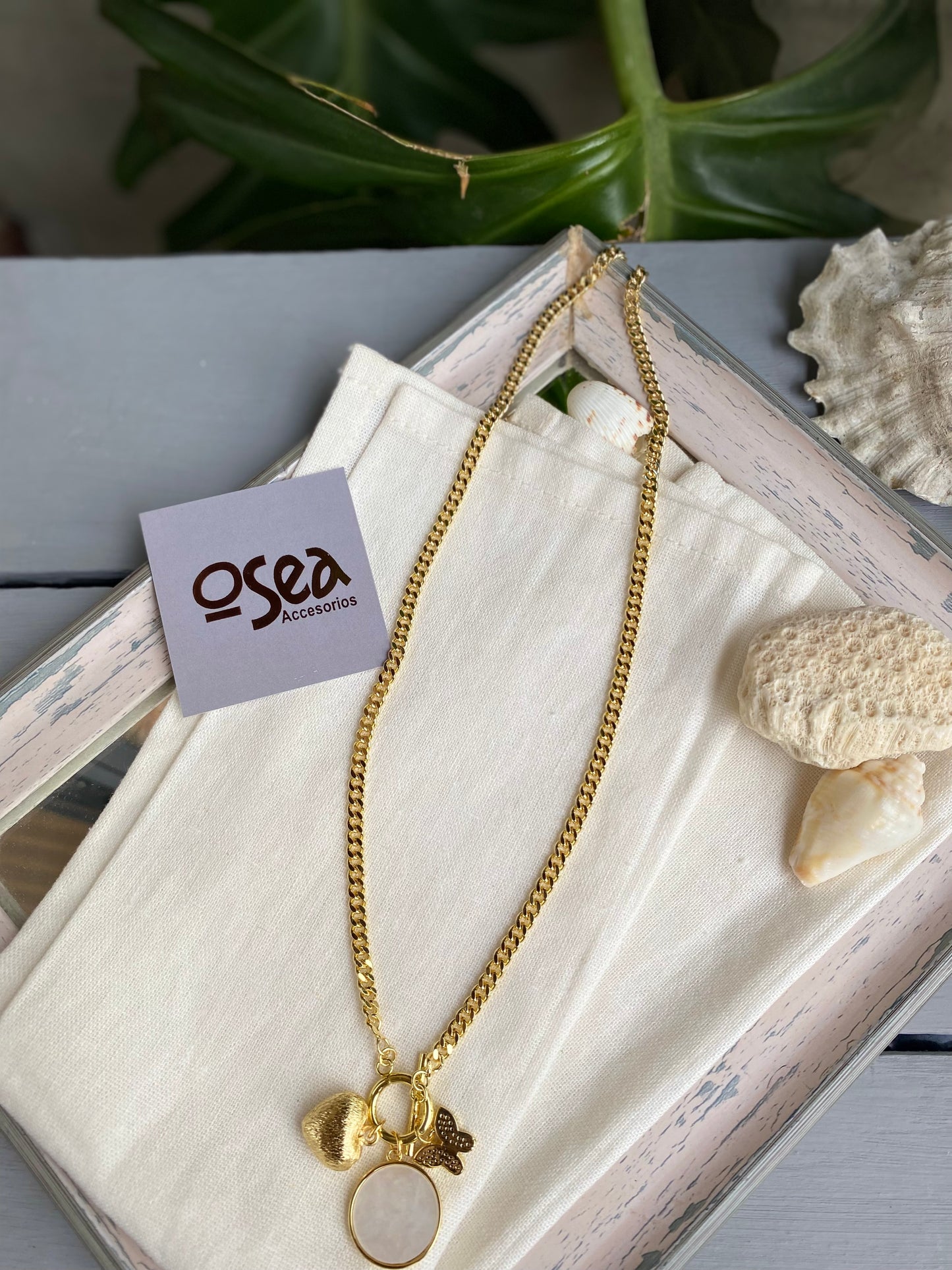 Collar rodinado con broche náutico y dijes