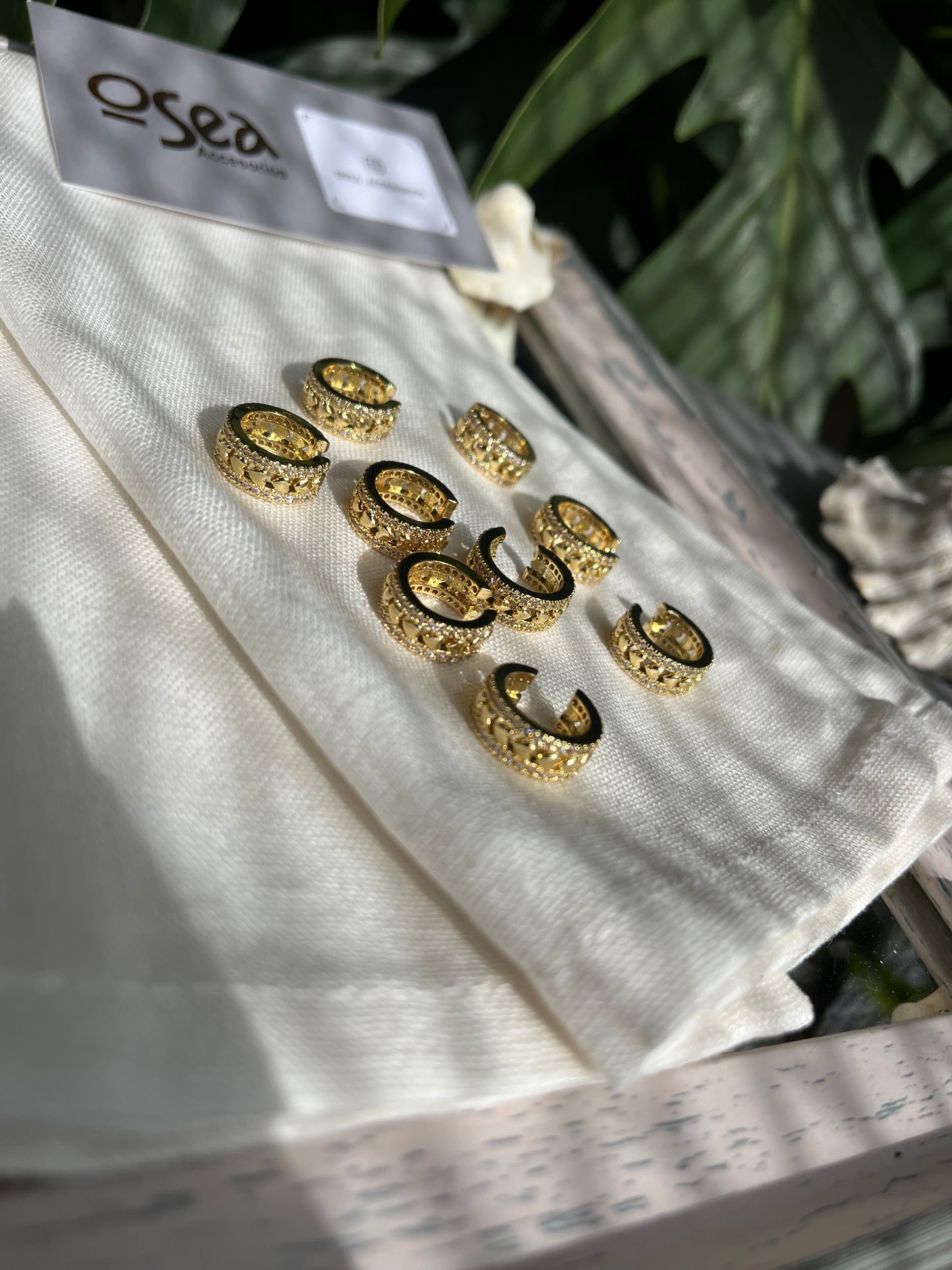 Earcuff rodinado corazones y piedras.