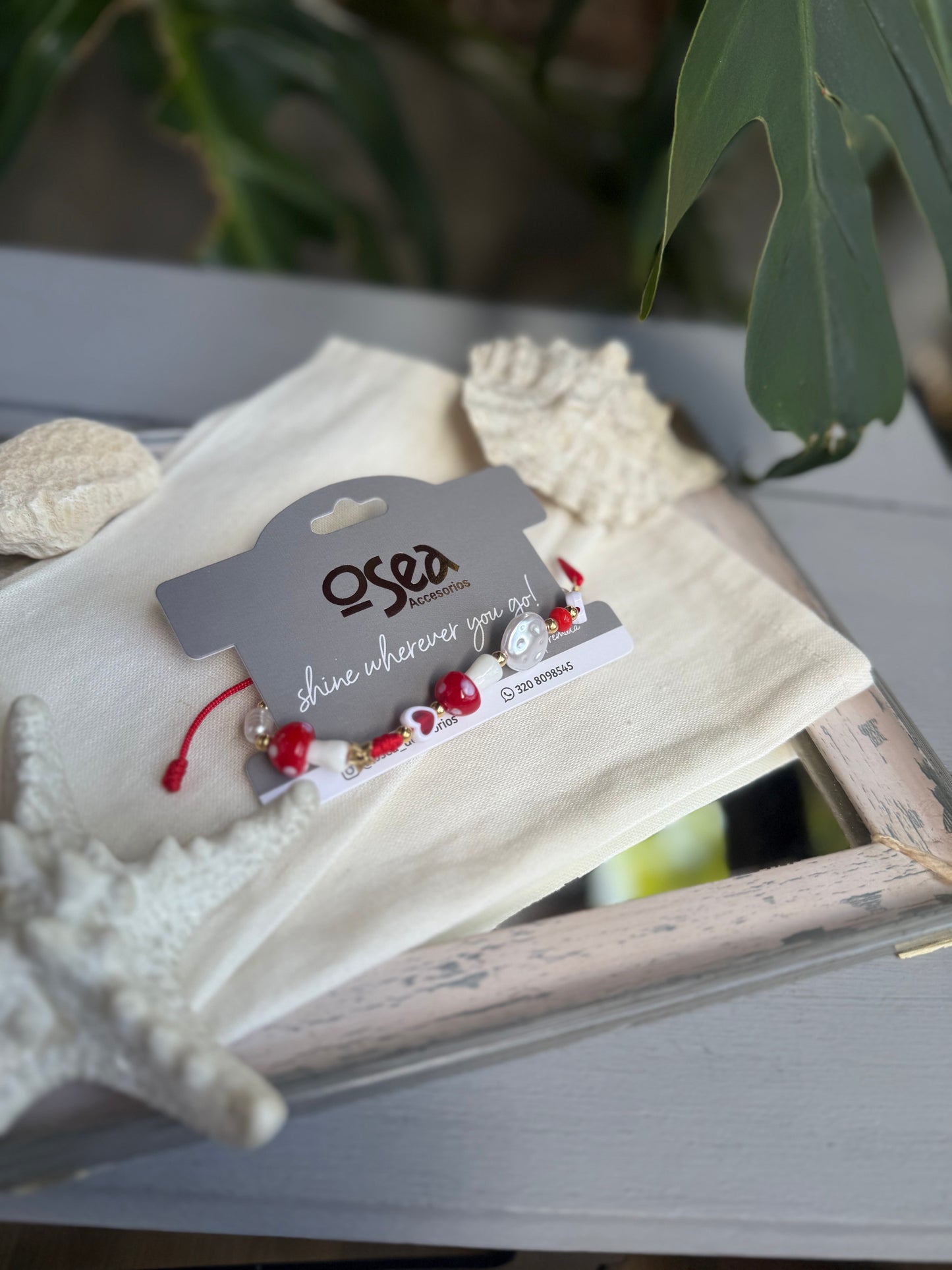 Pulsera en hilo hongos y corazones