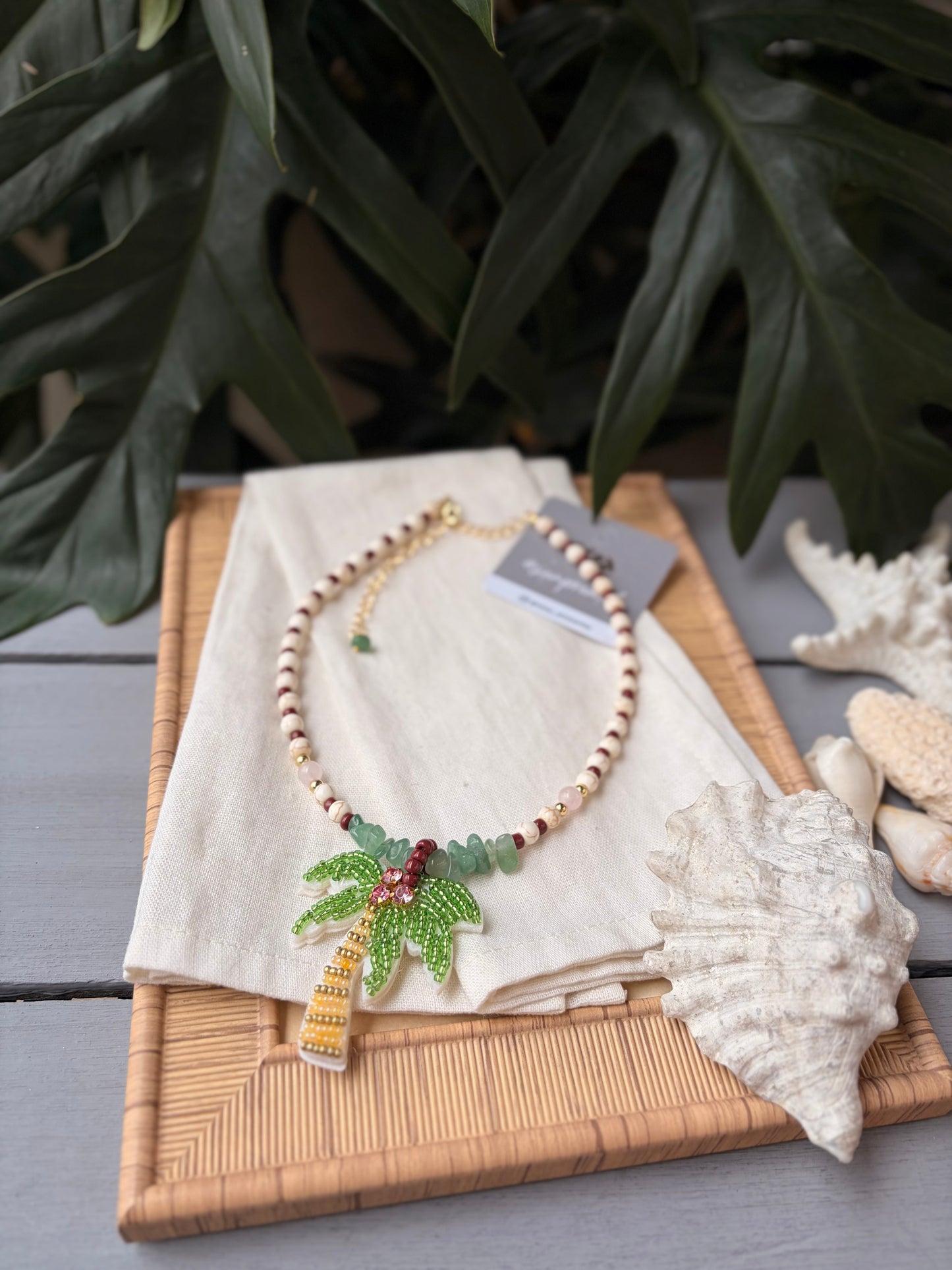 Collar playero palmera en mostacilla