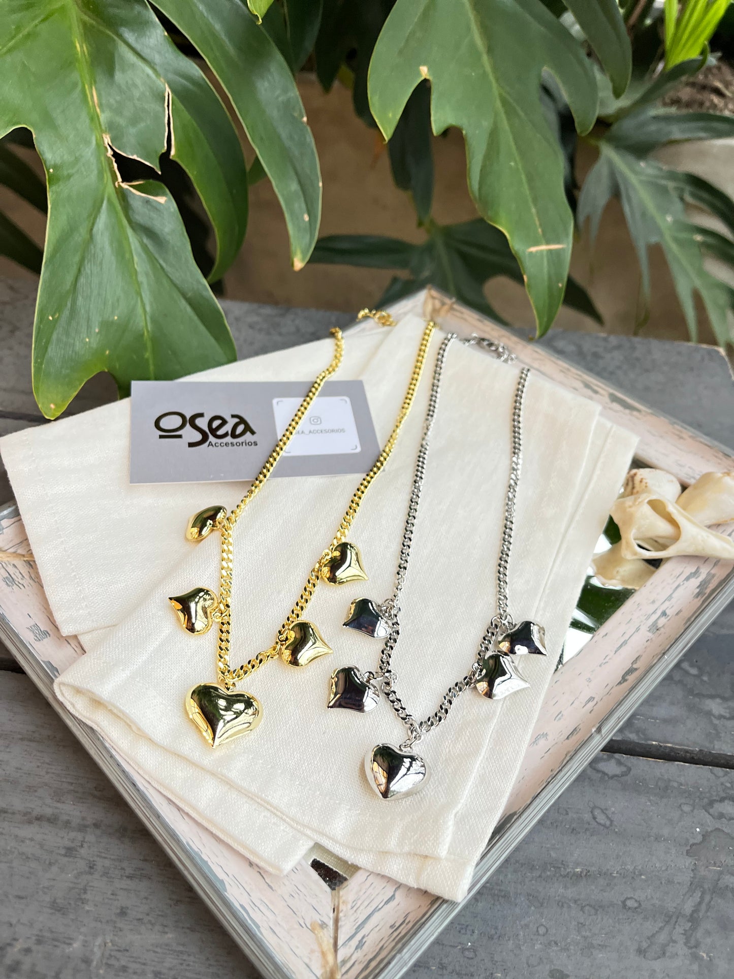 Cadena rodinada con dijes de corazón