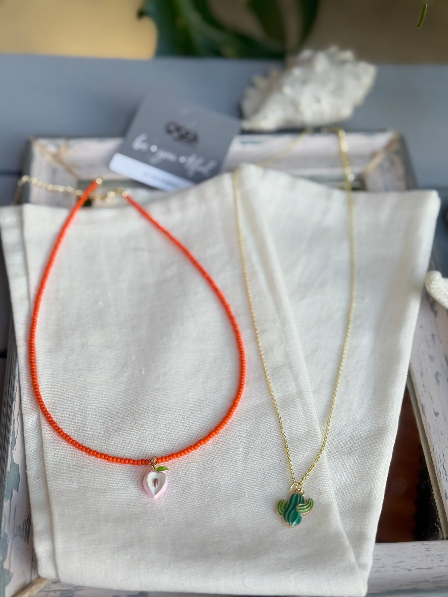 Collar doble mostacillas y cadena dijes