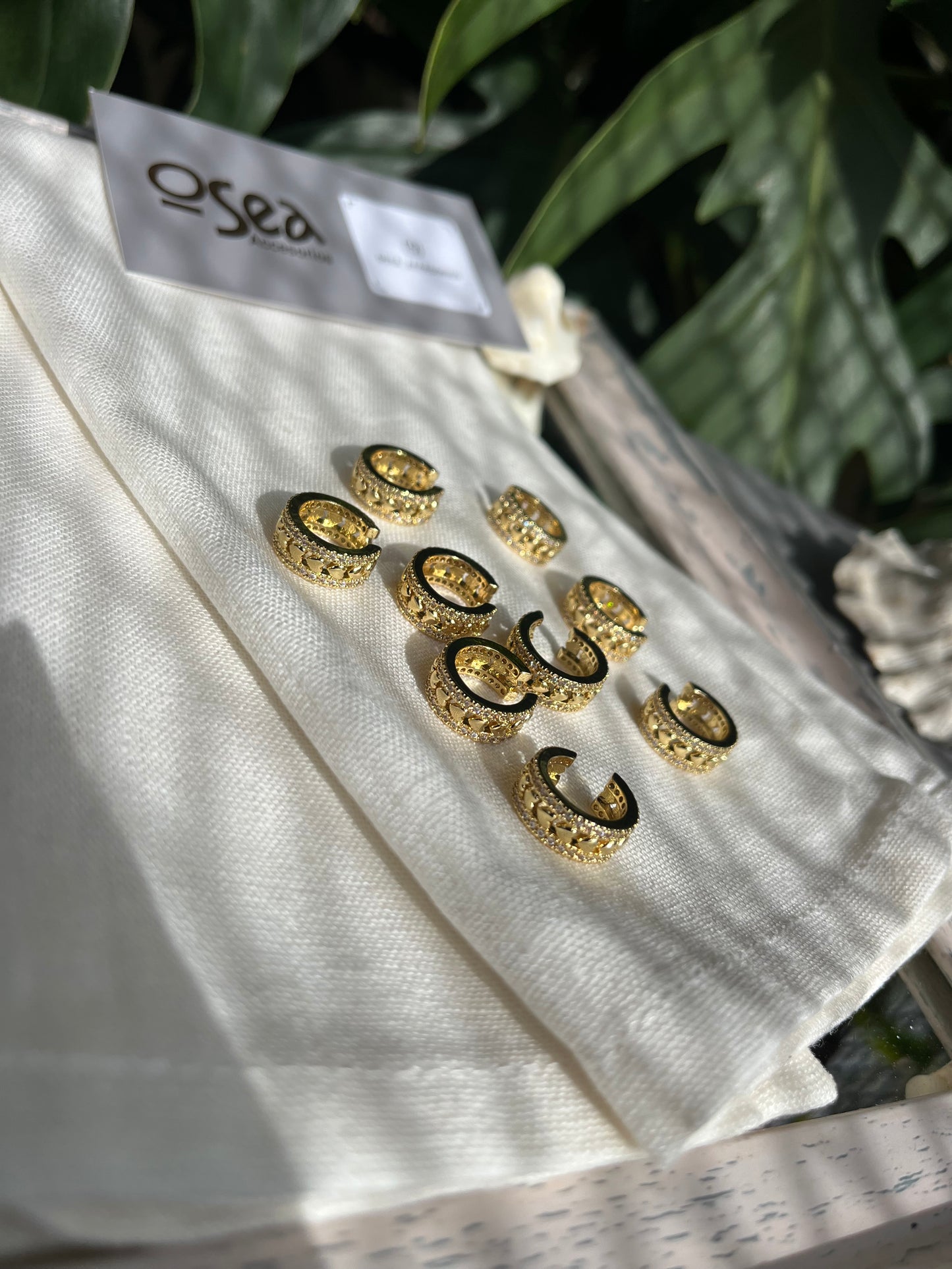 Earcuff rodinado corazones y piedras.