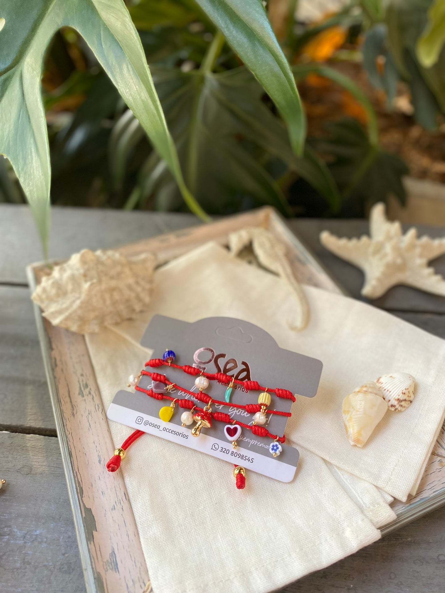 Pulsera en hilo, nudos y dijes